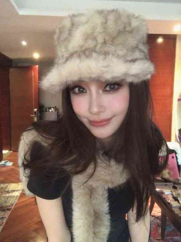 女神保養︱Angelababy 13歲校園照瘋傳　戴牙套青澀樣首曝光　五官等比例長大力破整容傳聞