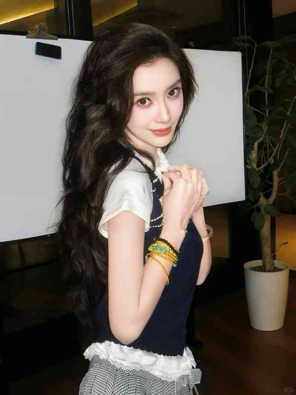 女神保養︱Angelababy 13歲校園照瘋傳　戴牙套青澀樣首曝光　五官等比例長大力破整容傳聞