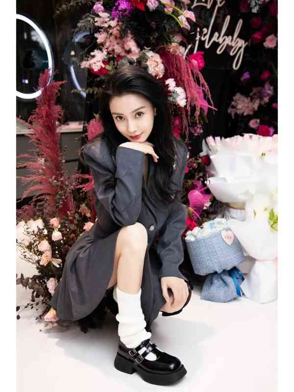 女神保養︱Angelababy 13歲校園照瘋傳　戴牙套青澀樣首曝光　五官等比例長大力破整容傳聞