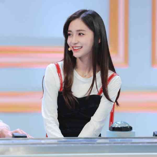 女神保養︱Angelababy 13歲校園照瘋傳　戴牙套青澀樣首曝光　五官等比例長大力破整容傳聞