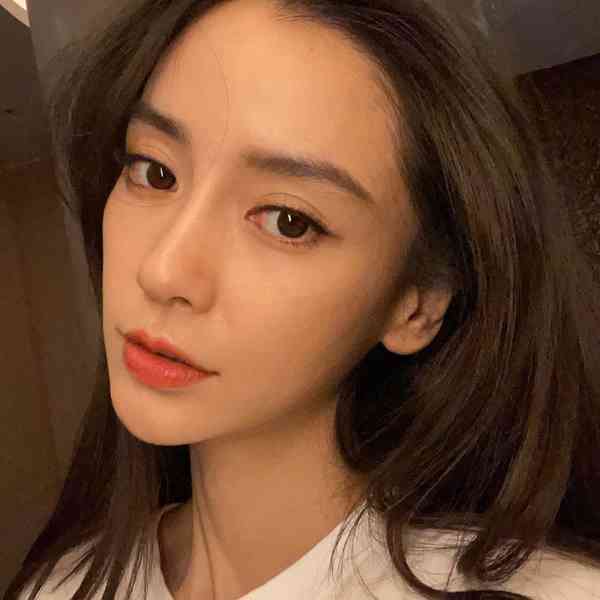 女神保養︱Angelababy 13歲校園照瘋傳　戴牙套青澀樣首曝光　五官等比例長大力破整容傳聞