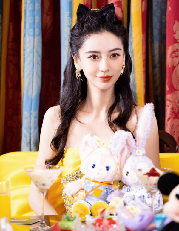 女神保養︱Angelababy 13歲校園照瘋傳　戴牙套青澀樣首曝光　五官等比例長大力破整容傳聞