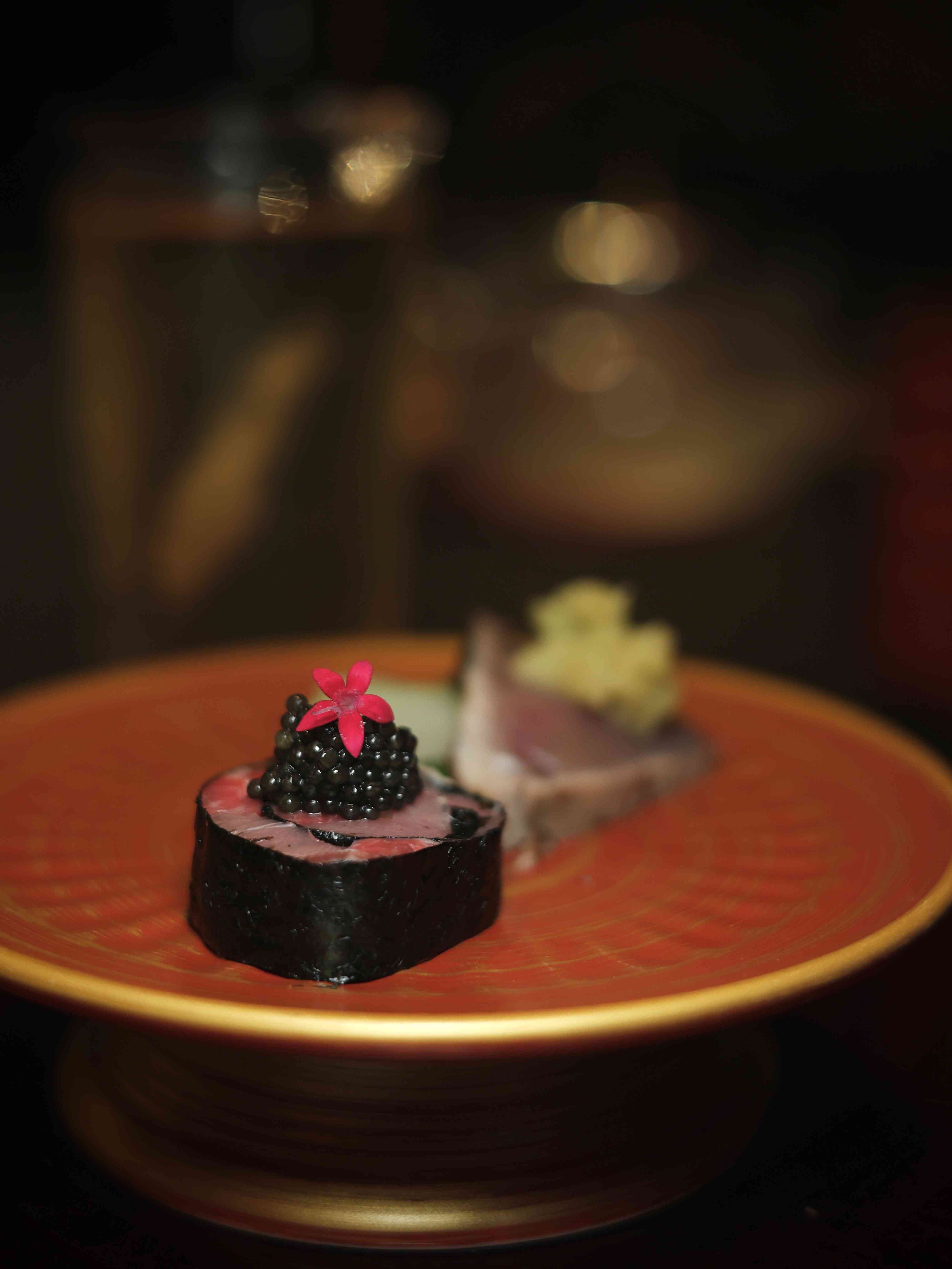 極上和牛割烹Omakase：檸檬麴昆布鹽厚切牛舌、牛臀肉松露三文治、招牌山奧燒，啖啖飽滿多汁，極爲鮮味！