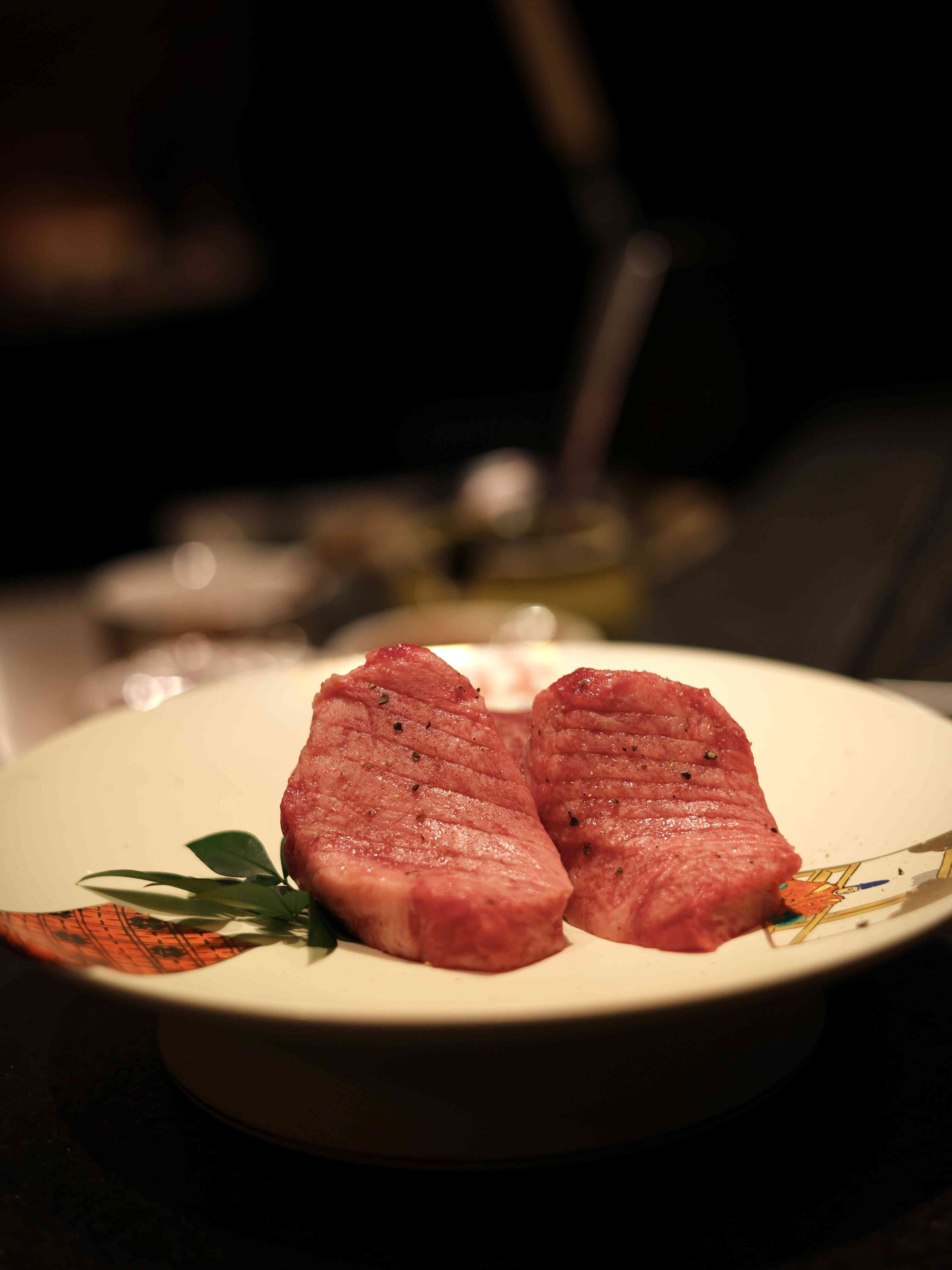 極上和牛割烹Omakase：檸檬麴昆布鹽厚切牛舌、牛臀肉松露三文治、招牌山奧燒，啖啖飽滿多汁，極爲鮮味！