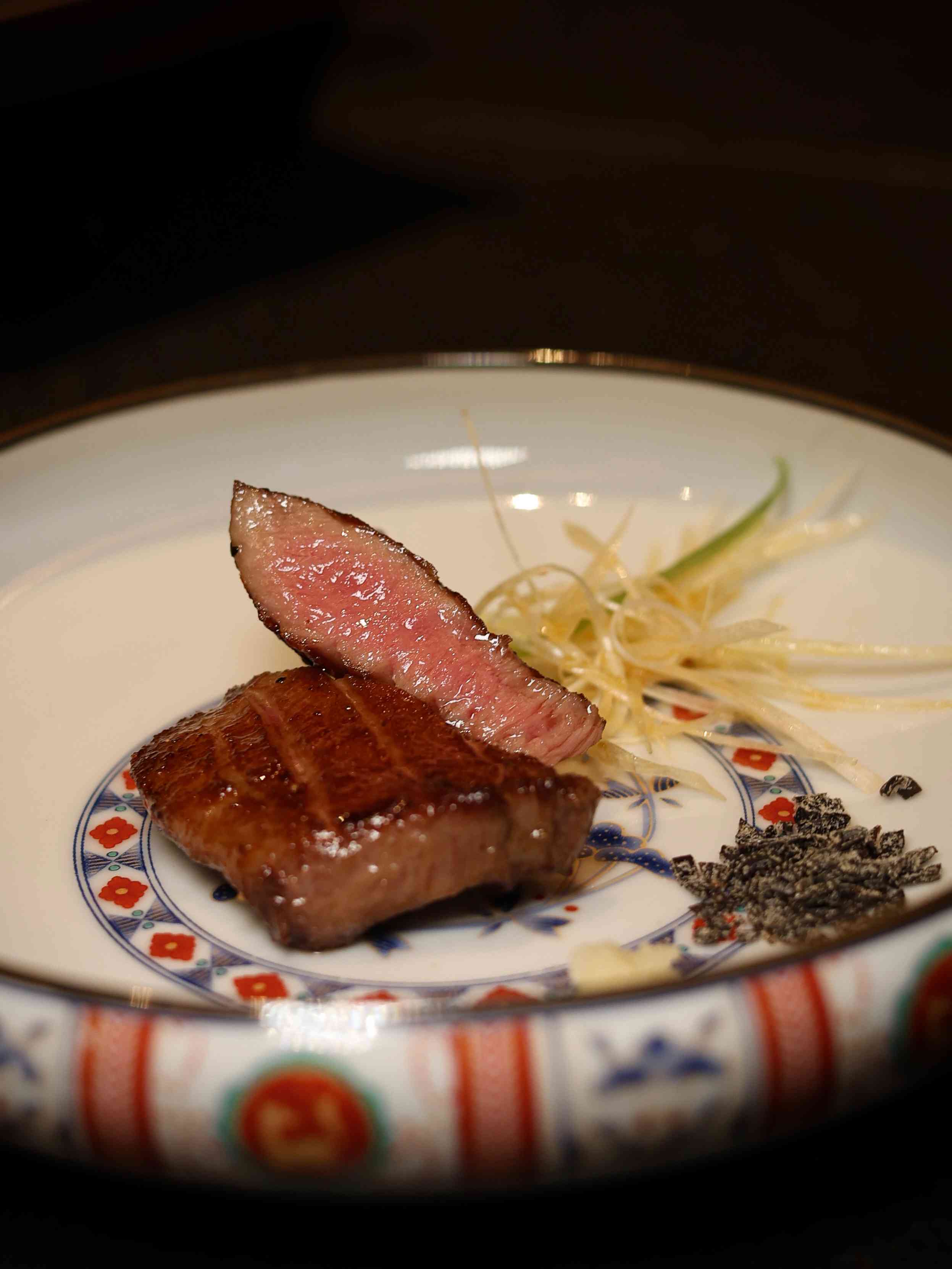極上和牛割烹Omakase：檸檬麴昆布鹽厚切牛舌、牛臀肉松露三文治、招牌山奧燒，啖啖飽滿多汁，極爲鮮味！