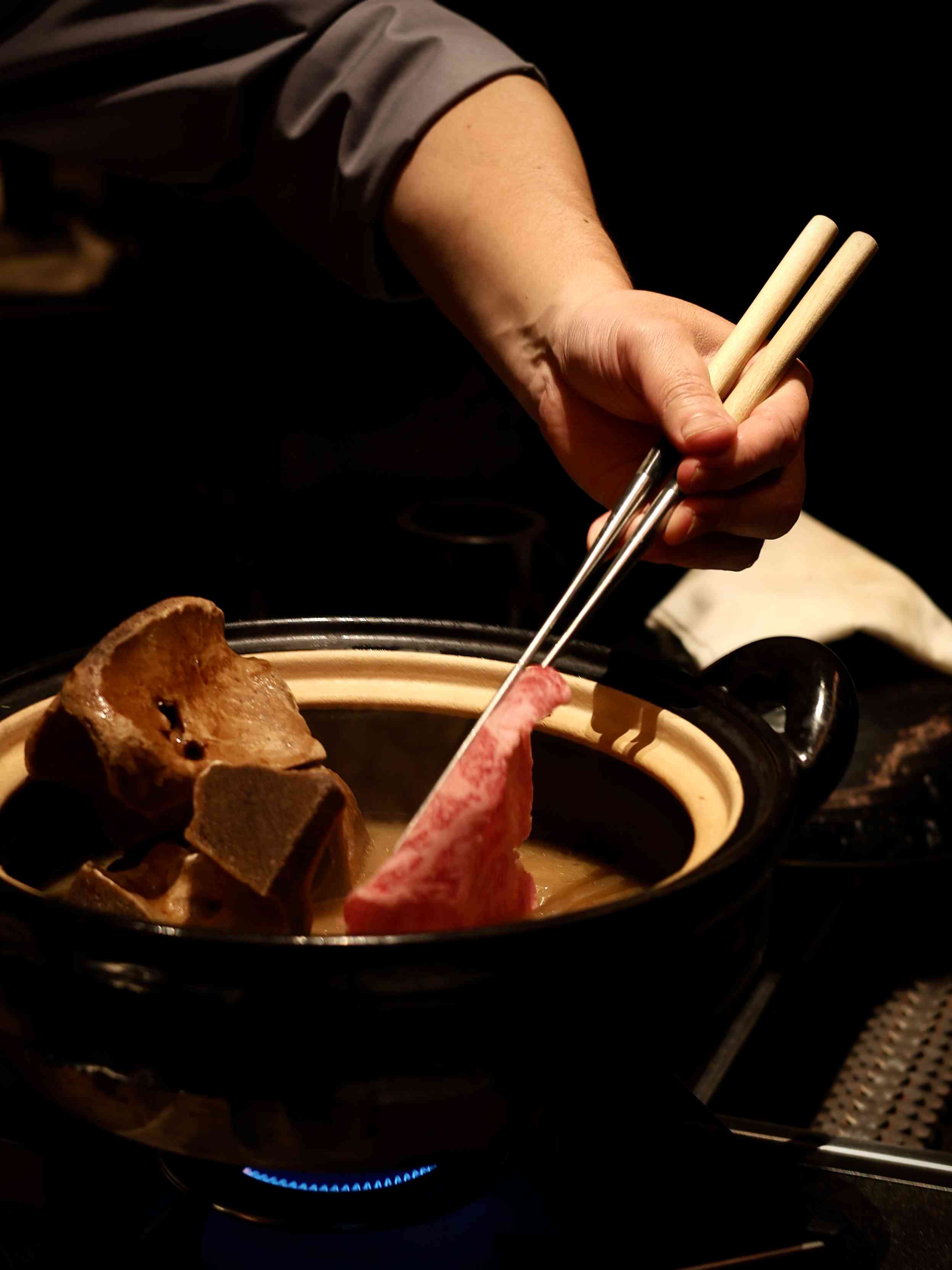 極上和牛割烹Omakase：檸檬麴昆布鹽厚切牛舌、牛臀肉松露三文治、招牌山奧燒，啖啖飽滿多汁，極爲鮮味！