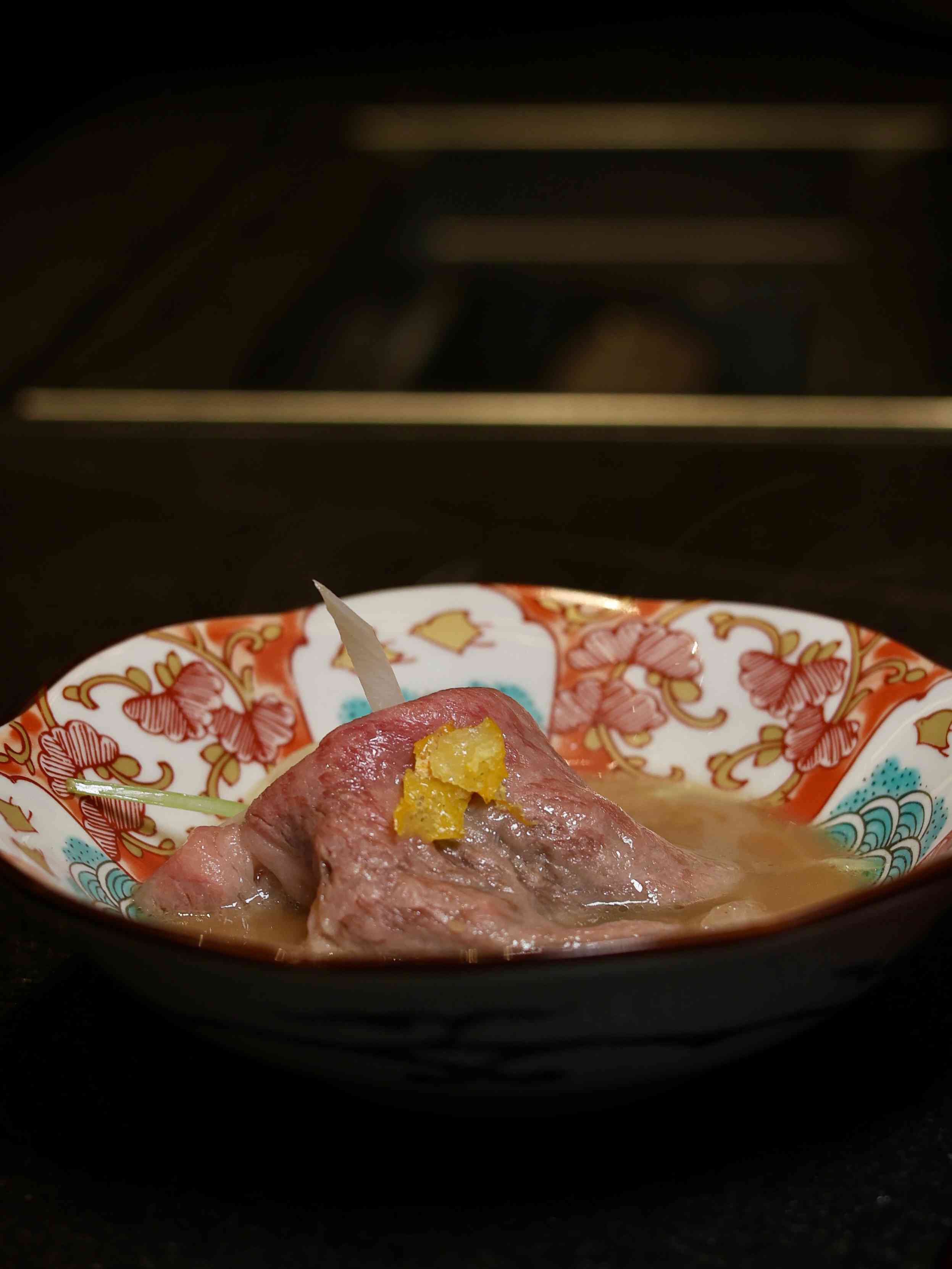 極上和牛割烹Omakase：檸檬麴昆布鹽厚切牛舌、牛臀肉松露三文治、招牌山奧燒，啖啖飽滿多汁，極爲鮮味！