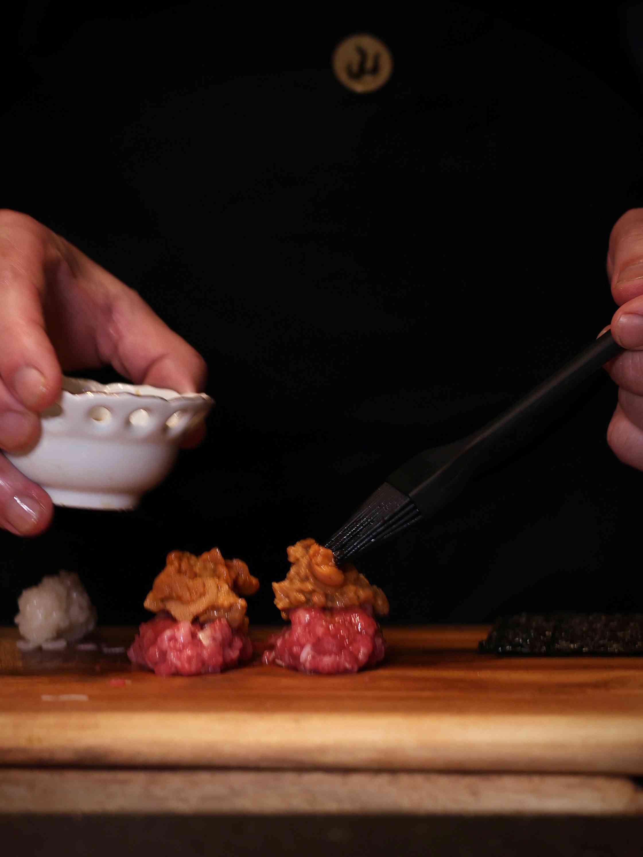 極上和牛割烹Omakase：檸檬麴昆布鹽厚切牛舌、牛臀肉松露三文治、招牌山奧燒，啖啖飽滿多汁，極爲鮮味！