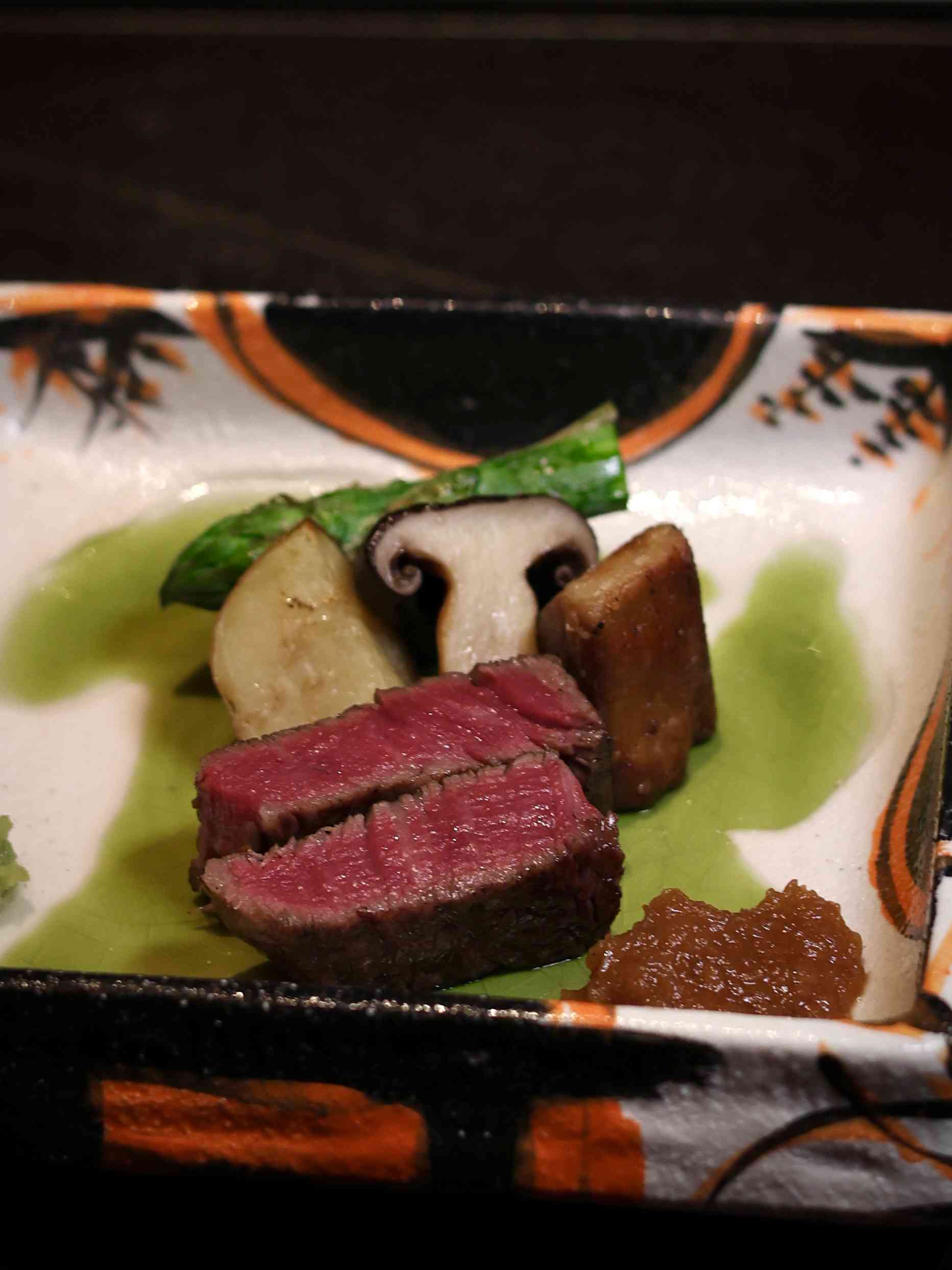 極上和牛割烹Omakase：檸檬麴昆布鹽厚切牛舌、牛臀肉松露三文治、招牌山奧燒，啖啖飽滿多汁，極爲鮮味！