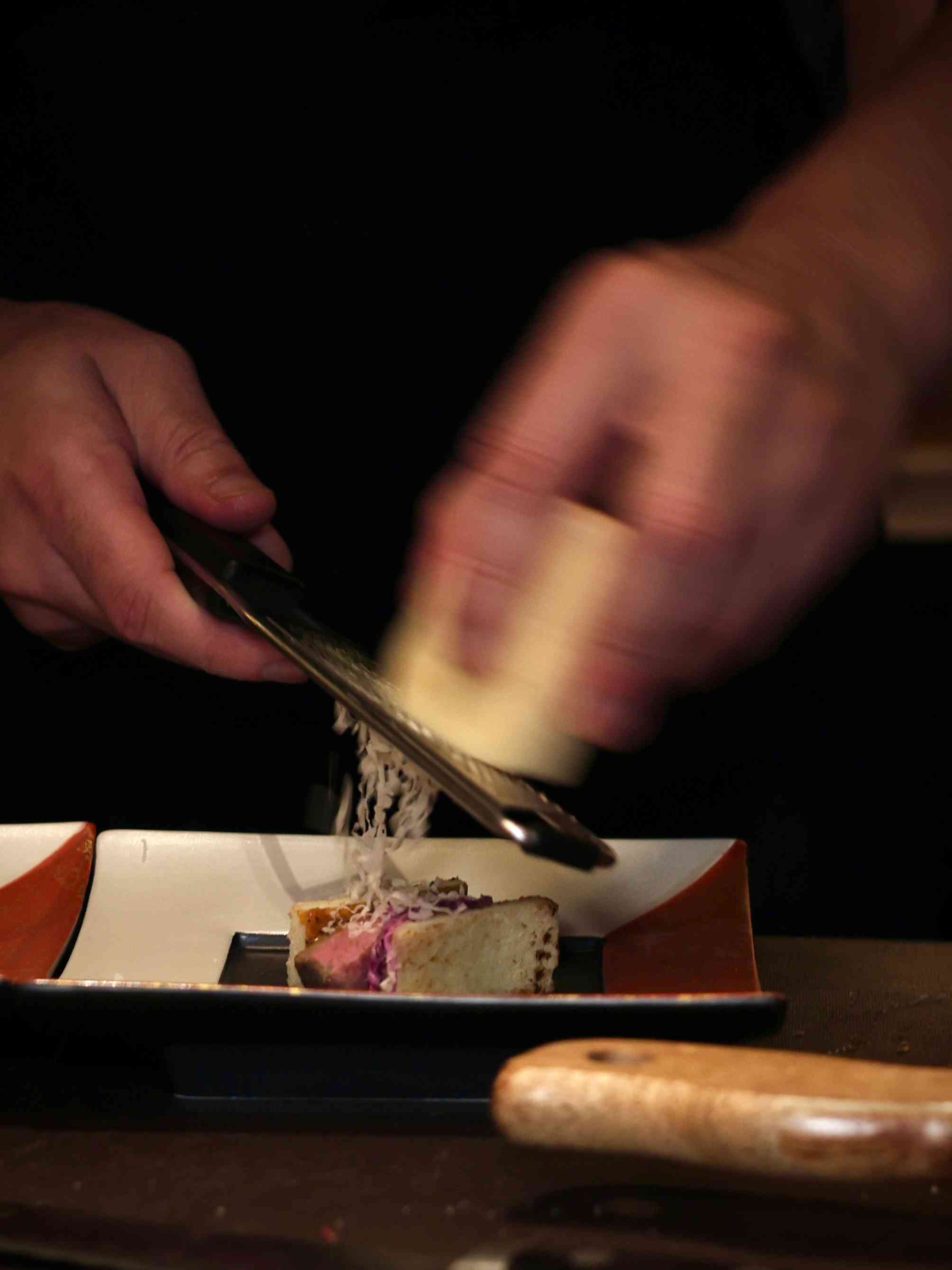 極上和牛割烹Omakase：檸檬麴昆布鹽厚切牛舌、牛臀肉松露三文治、招牌山奧燒，啖啖飽滿多汁，極爲鮮味！