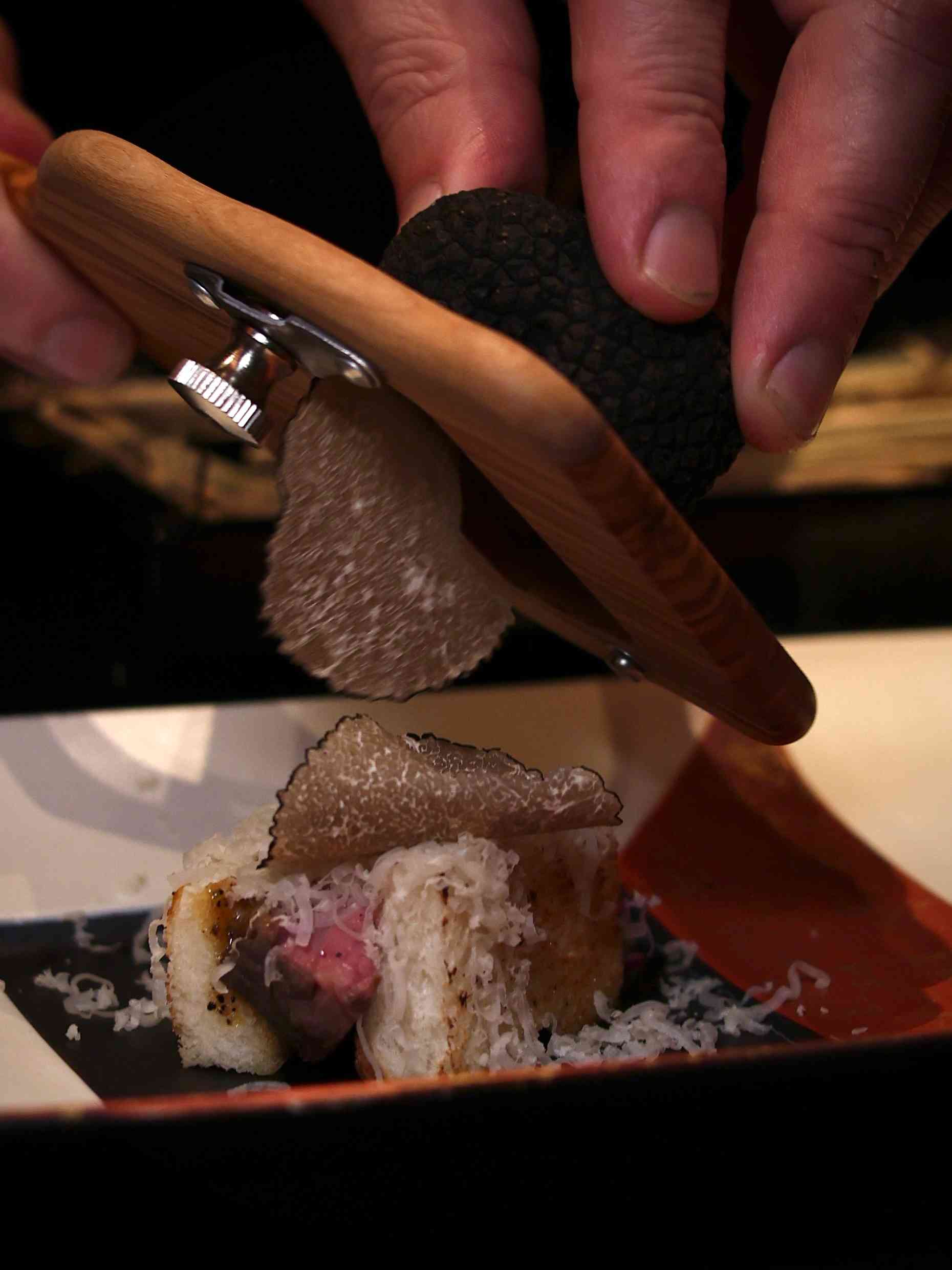 極上和牛割烹Omakase：檸檬麴昆布鹽厚切牛舌、牛臀肉松露三文治、招牌山奧燒，啖啖飽滿多汁，極爲鮮味！