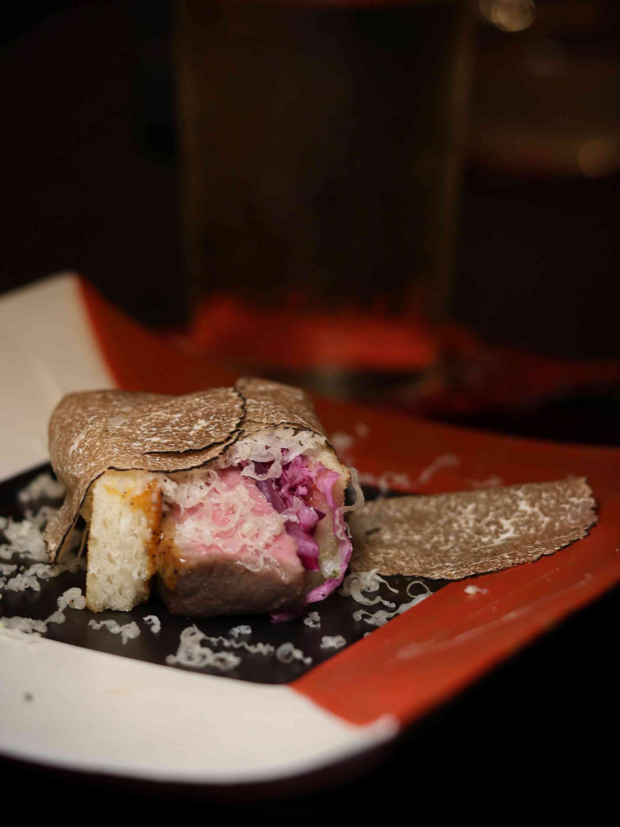 極上和牛割烹Omakase：檸檬麴昆布鹽厚切牛舌、牛臀肉松露三文治、招牌山奧燒，啖啖飽滿多汁，極爲鮮味！