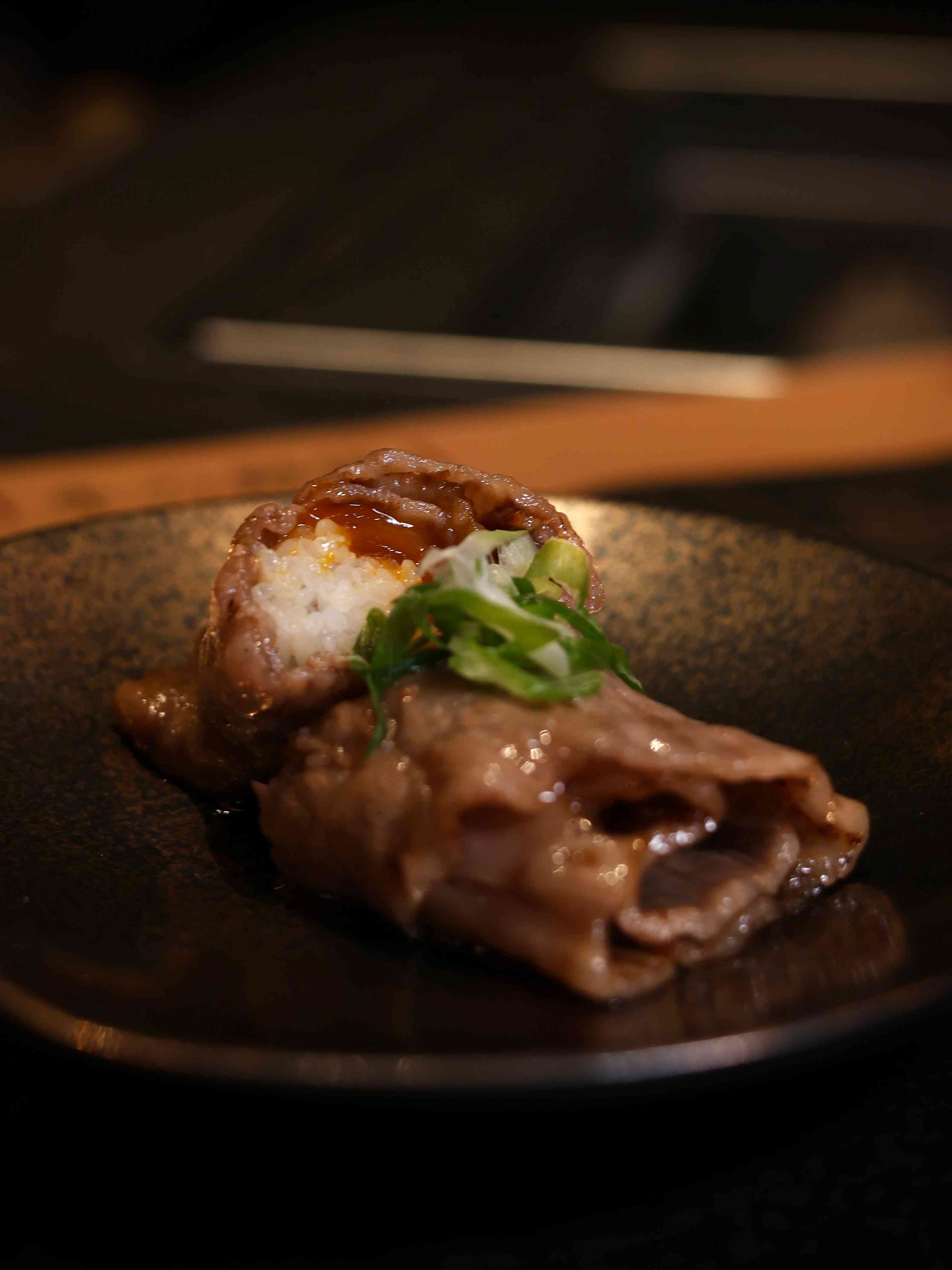 極上和牛割烹Omakase：檸檬麴昆布鹽厚切牛舌、牛臀肉松露三文治、招牌山奧燒，啖啖飽滿多汁，極爲鮮味！