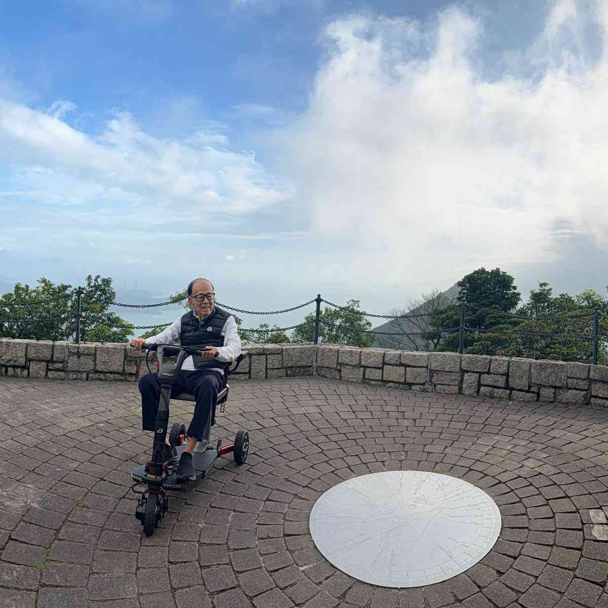 李嘉誠養生丨李嘉誠迎98歲大壽　拆解6招「首富養生法」極貼地　熱心醫療慈善：基金會是第三個仔