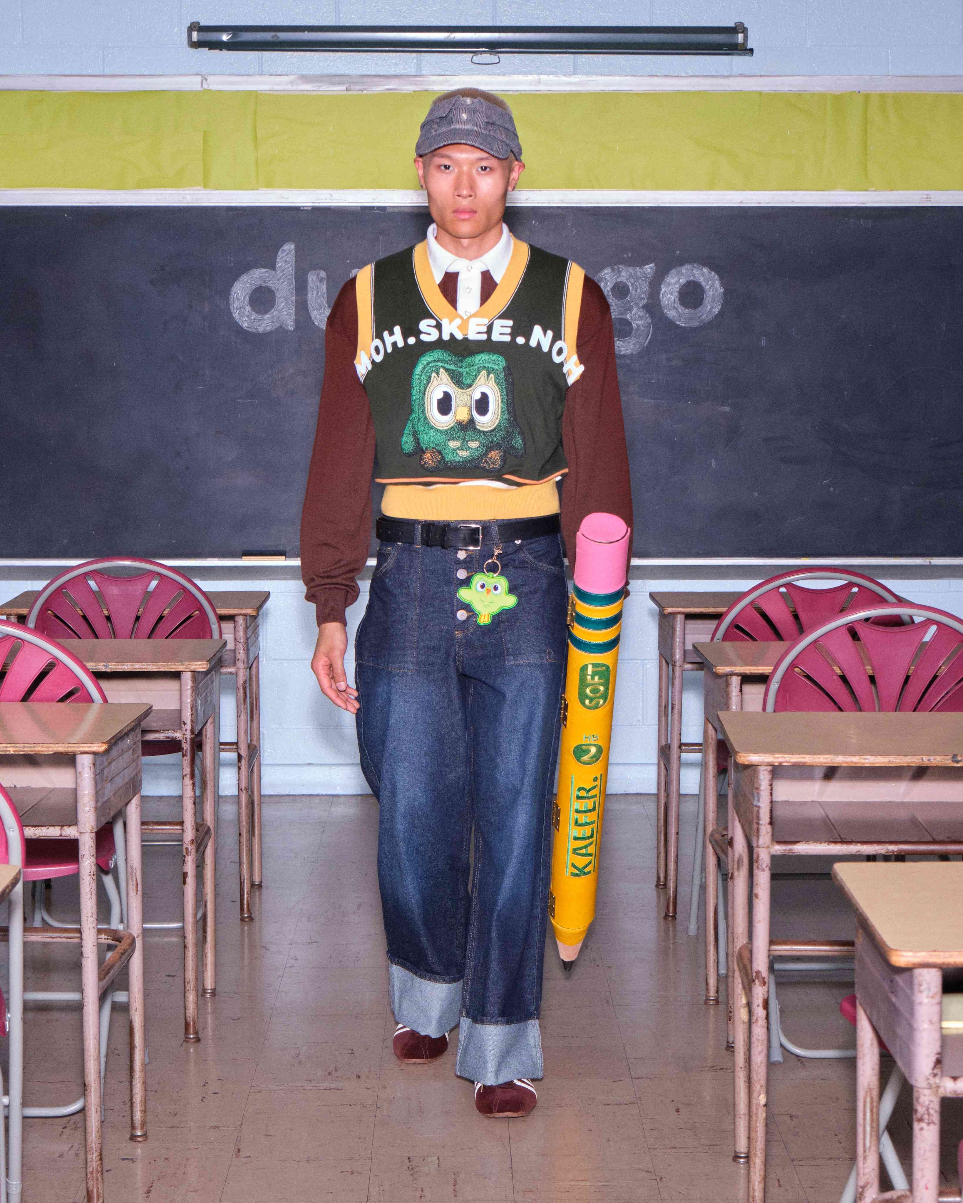 那隻綠色情勒鳥踩入時裝圈？！Duolingo &times; Megan O'Cain 玩轉NYFW，推出怪誕「拼音時裝」，你又懂得讀嗎？