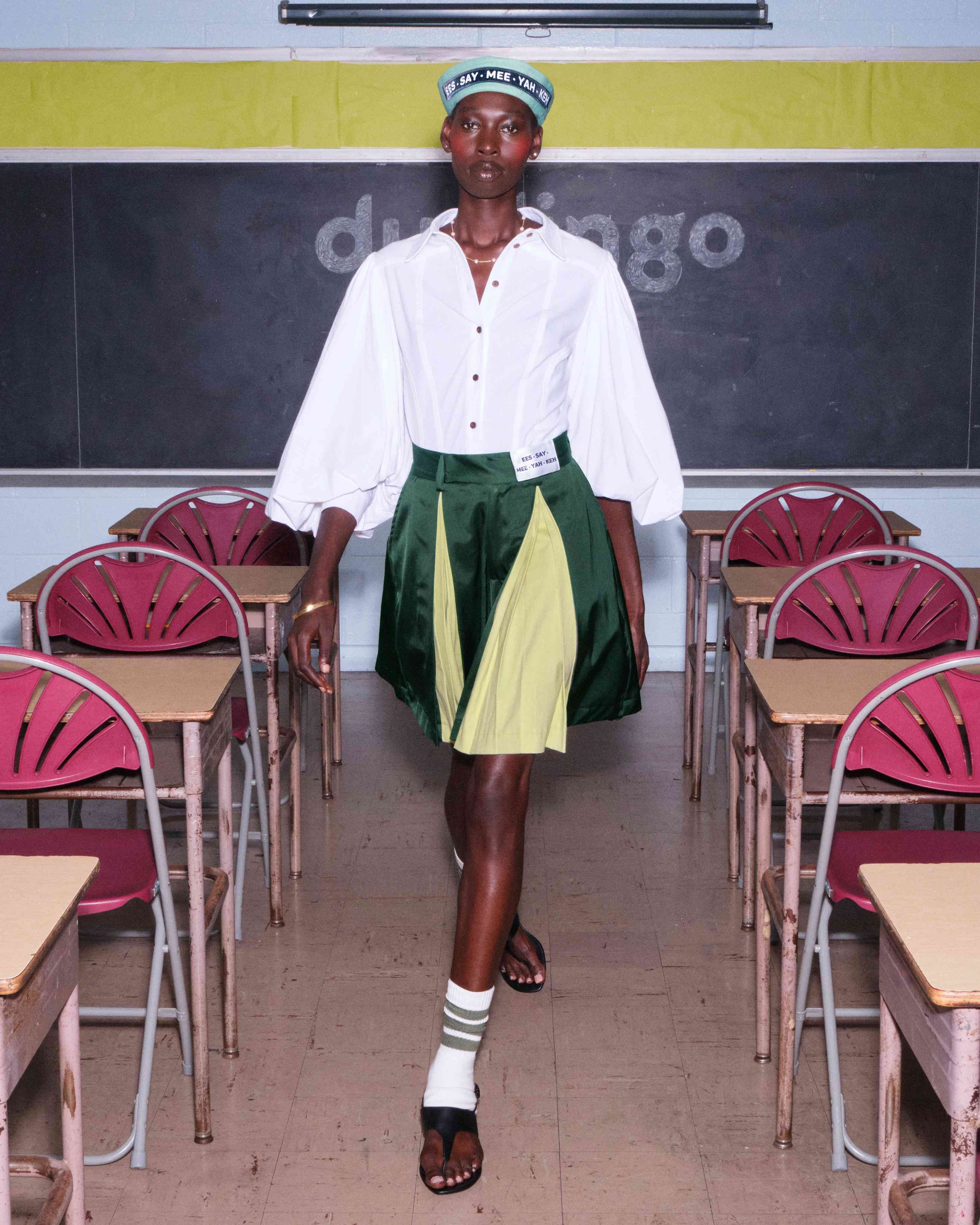 那隻綠色情勒鳥踩入時裝圈？！Duolingo &times; Megan O'Cain 玩轉NYFW，推出怪誕「拼音時裝」，你又懂得讀嗎？