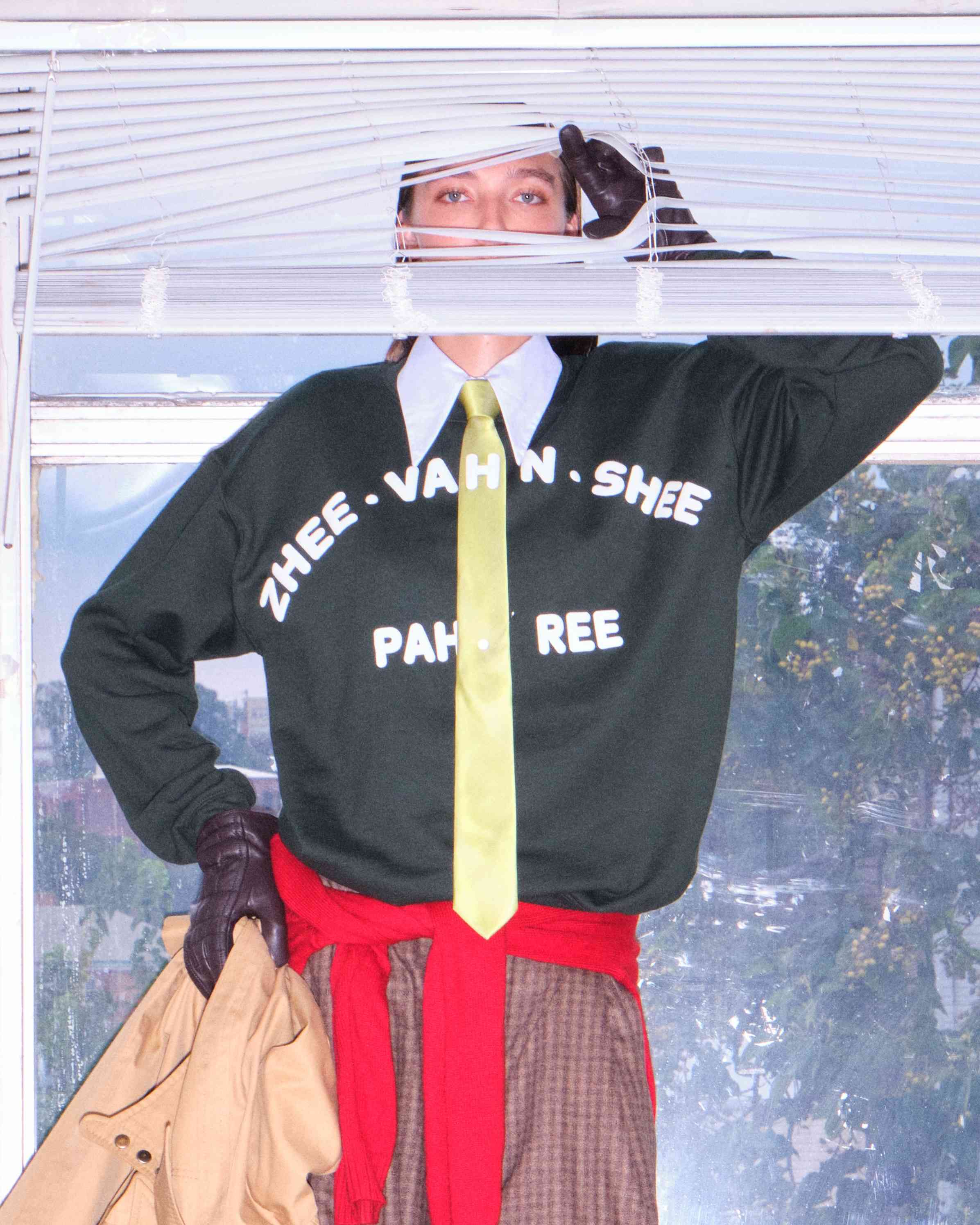 那隻綠色情勒鳥踩入時裝圈？！Duolingo &times; Megan O'Cain 玩轉NYFW，推出怪誕「拼音時裝」，你又懂得讀嗎？
