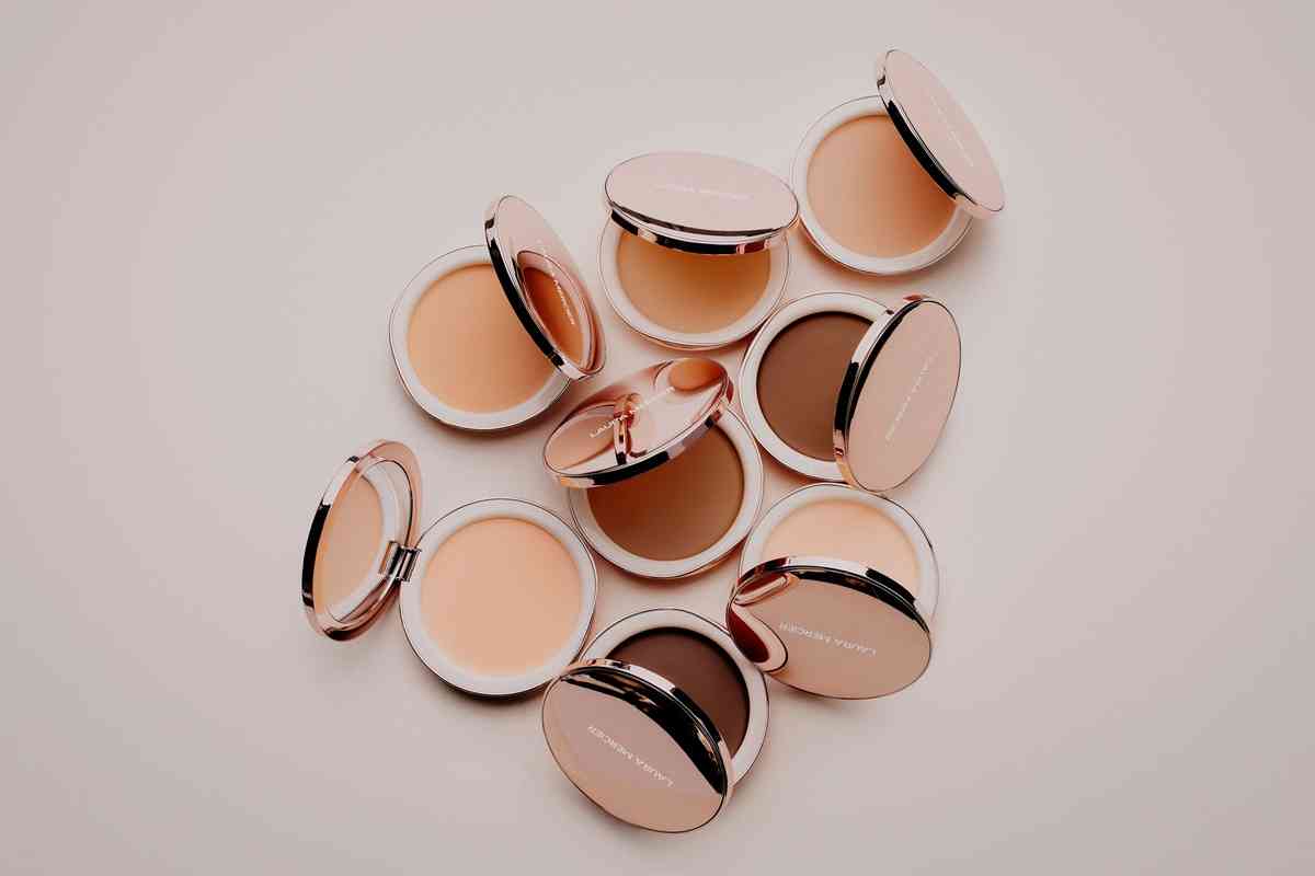 養膚與美妝結合！Laura Mercier全新專業零瑕持久遮瑕盤、柔焦修護輕粉霜，輕鬆締造法式原生偽素顏