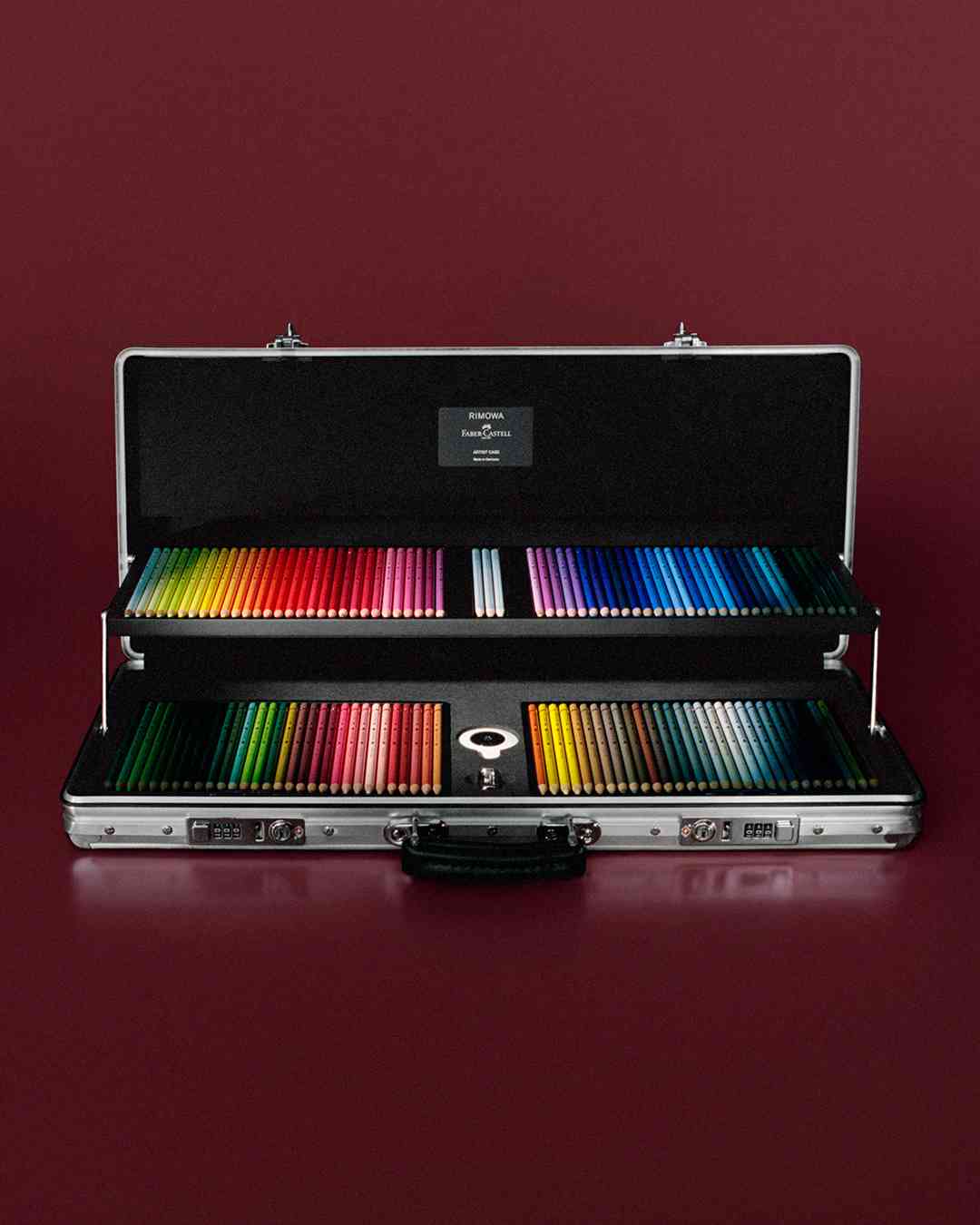 RIMOWA x Faber-Castell 彩鉛箱開賣！經典鋁鎂合金箱、120色油性彩鉛，把工作室帶上旅途！