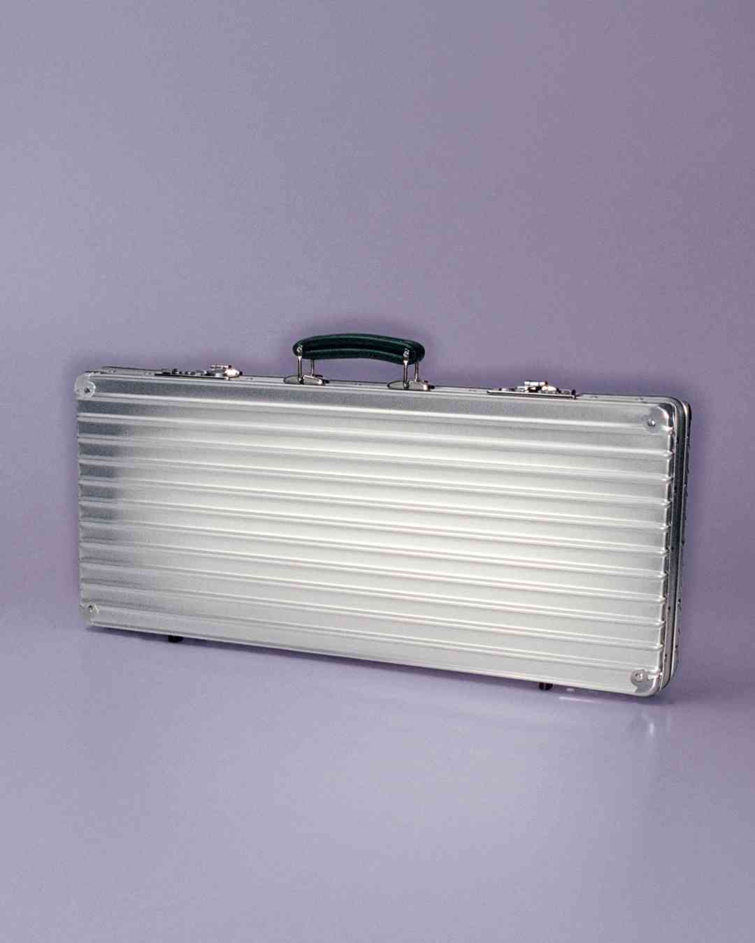 RIMOWA x Faber-Castell 彩鉛箱開賣！經典鋁鎂合金箱、120色油性彩鉛，把工作室帶上旅途！