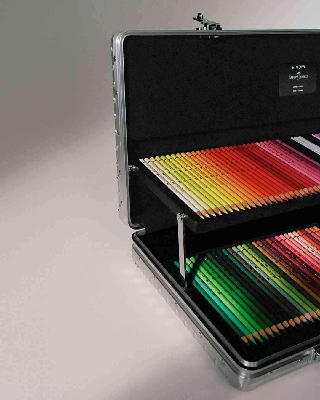 RIMOWA x Faber-Castell 彩鉛箱開賣！經典鋁鎂合金箱、120色油性彩鉛，把工作室帶上旅途！