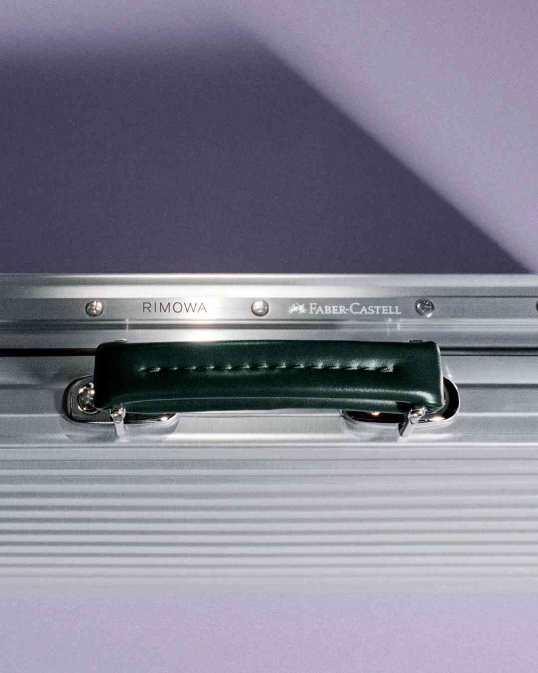 RIMOWA x Faber-Castell 彩鉛箱開賣！經典鋁鎂合金箱、120色油性彩鉛，把工作室帶上旅途！