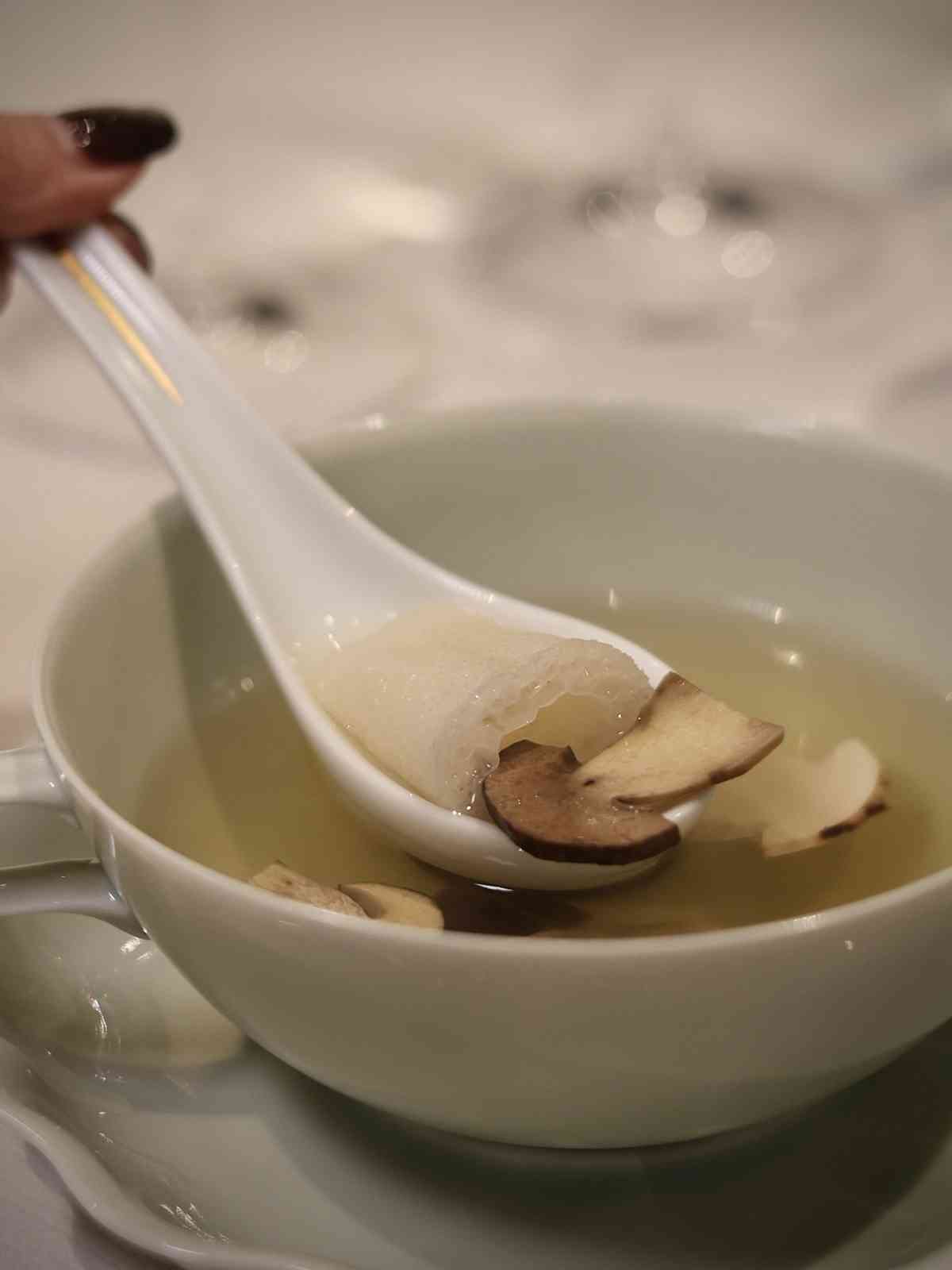 澳門美高梅「南北臻鮮殿堂盛宴」: 陳年菜脯黑叉燒、東北酸菜燴深海花膠、豪哥蟹鉗蝦醬伴黑豆腐，舌尖上的山海對話！
