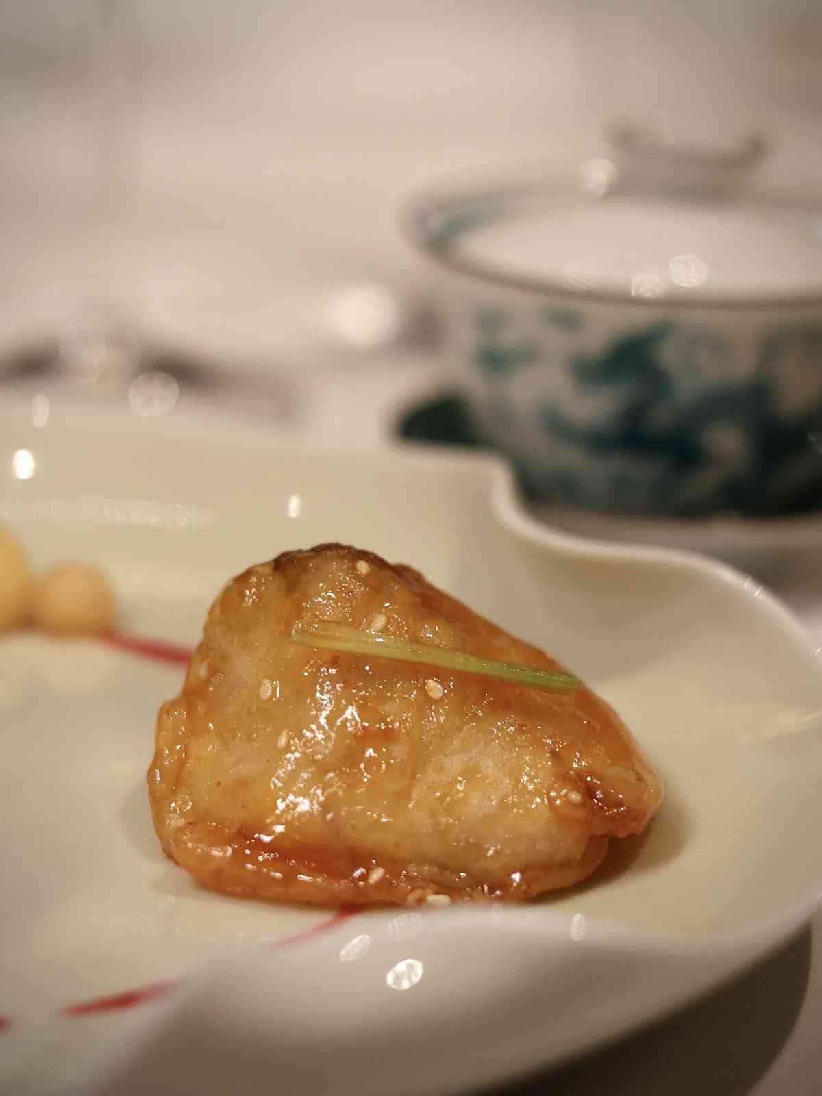 澳門美高梅「南北臻鮮殿堂盛宴」: 陳年菜脯黑叉燒、東北酸菜燴深海花膠、豪哥蟹鉗蝦醬伴黑豆腐，舌尖上的山海對話！