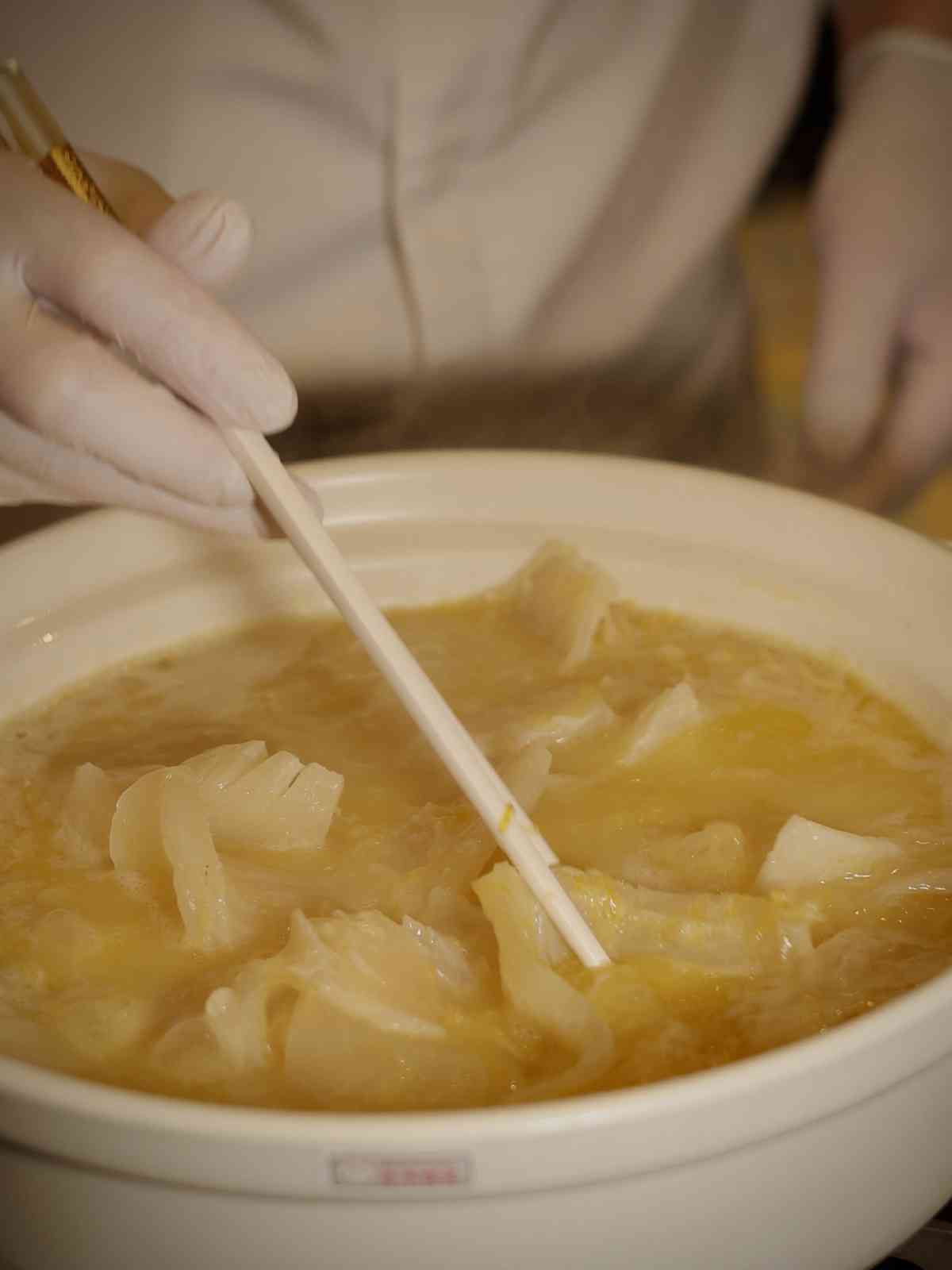 澳門美高梅「南北臻鮮殿堂盛宴」: 陳年菜脯黑叉燒、東北酸菜燴深海花膠、豪哥蟹鉗蝦醬伴黑豆腐，舌尖上的山海對話！