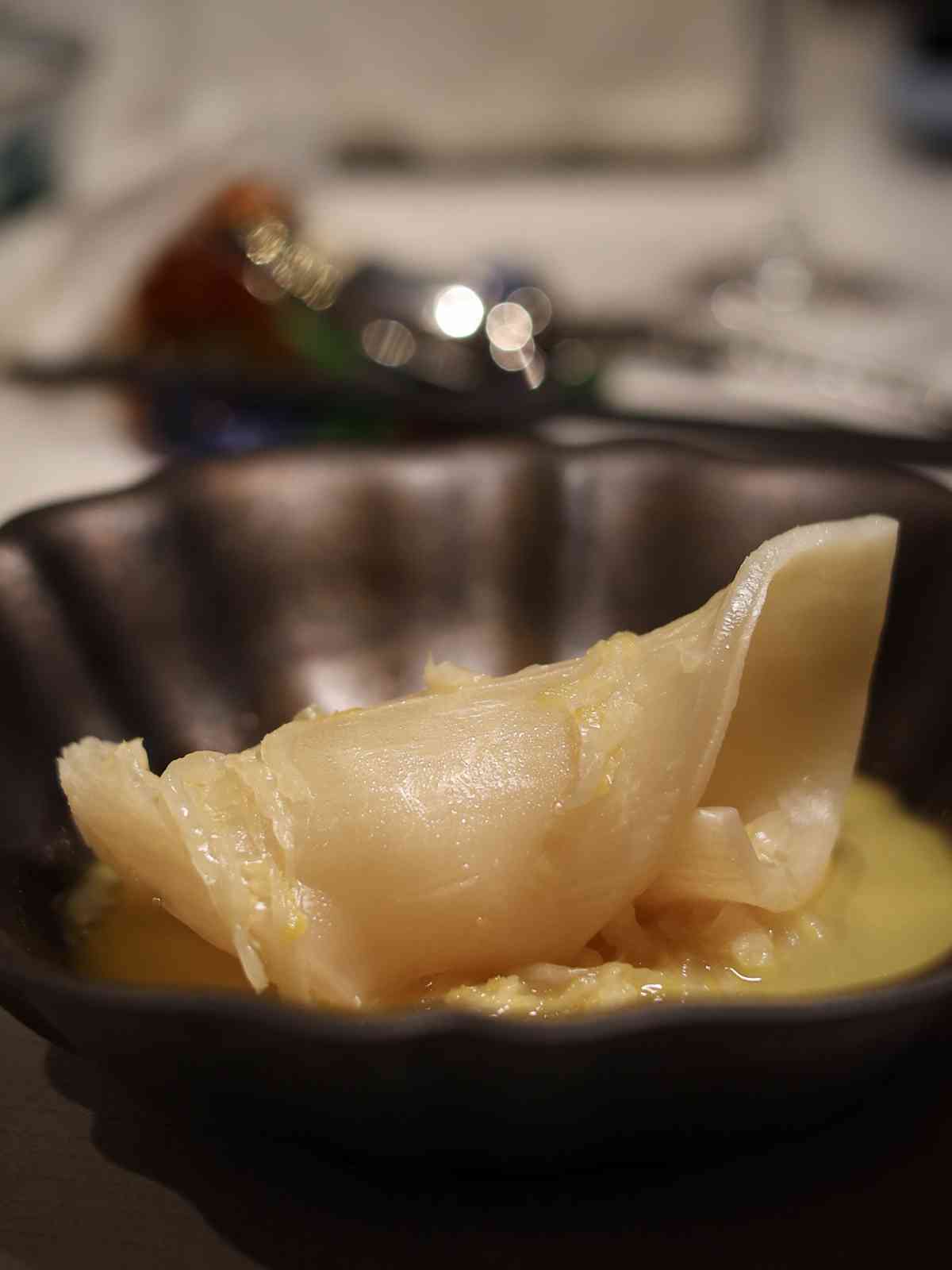 澳門美高梅「南北臻鮮殿堂盛宴」: 陳年菜脯黑叉燒、東北酸菜燴深海花膠、豪哥蟹鉗蝦醬伴黑豆腐，舌尖上的山海對話！