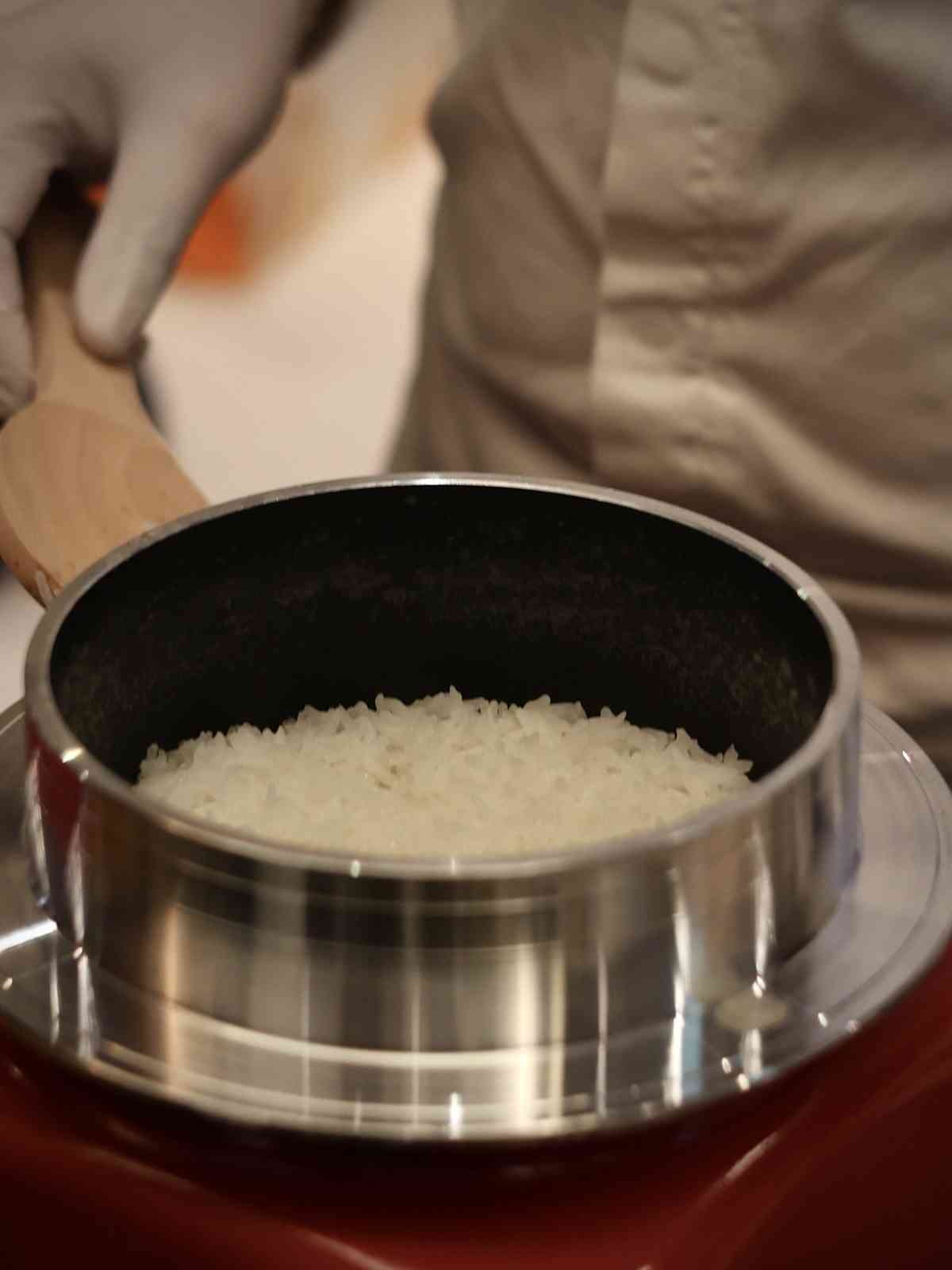 澳門美高梅「南北臻鮮殿堂盛宴」: 陳年菜脯黑叉燒、東北酸菜燴深海花膠、豪哥蟹鉗蝦醬伴黑豆腐，舌尖上的山海對話！