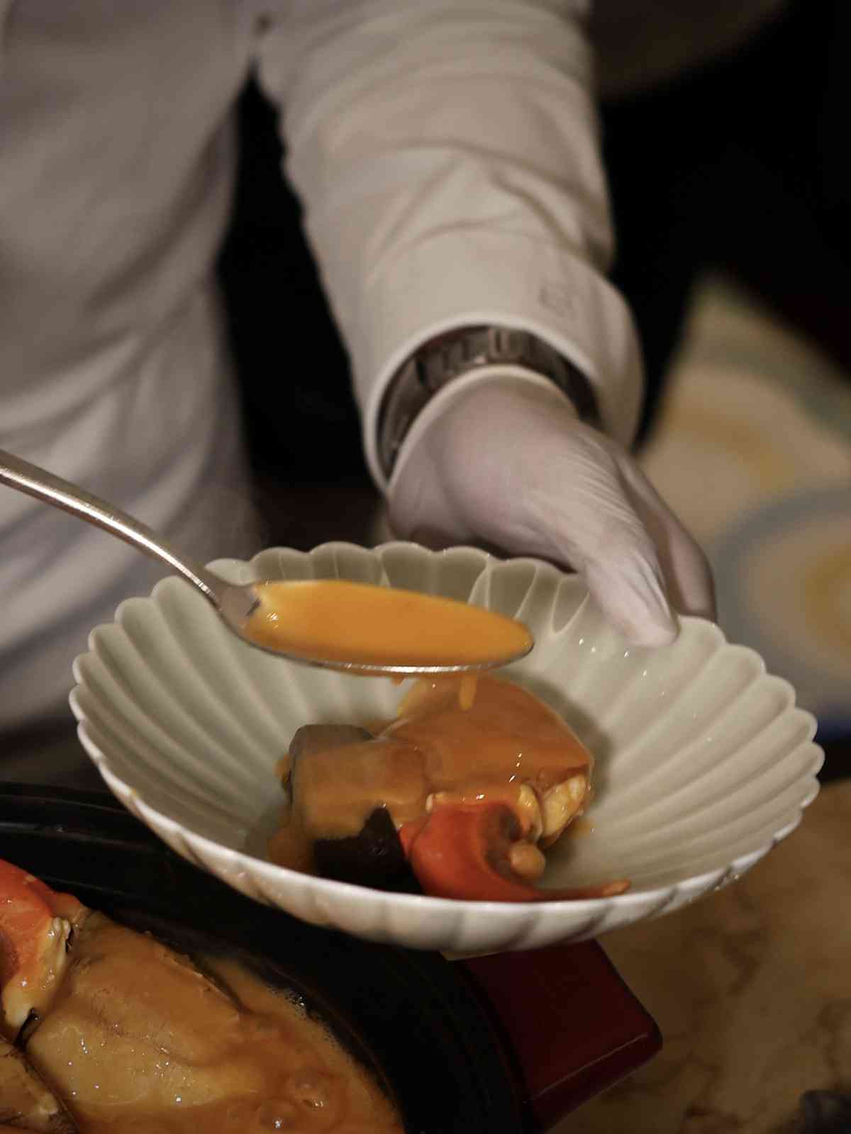 澳門美高梅「南北臻鮮殿堂盛宴」: 陳年菜脯黑叉燒、東北酸菜燴深海花膠、豪哥蟹鉗蝦醬伴黑豆腐，舌尖上的山海對話！