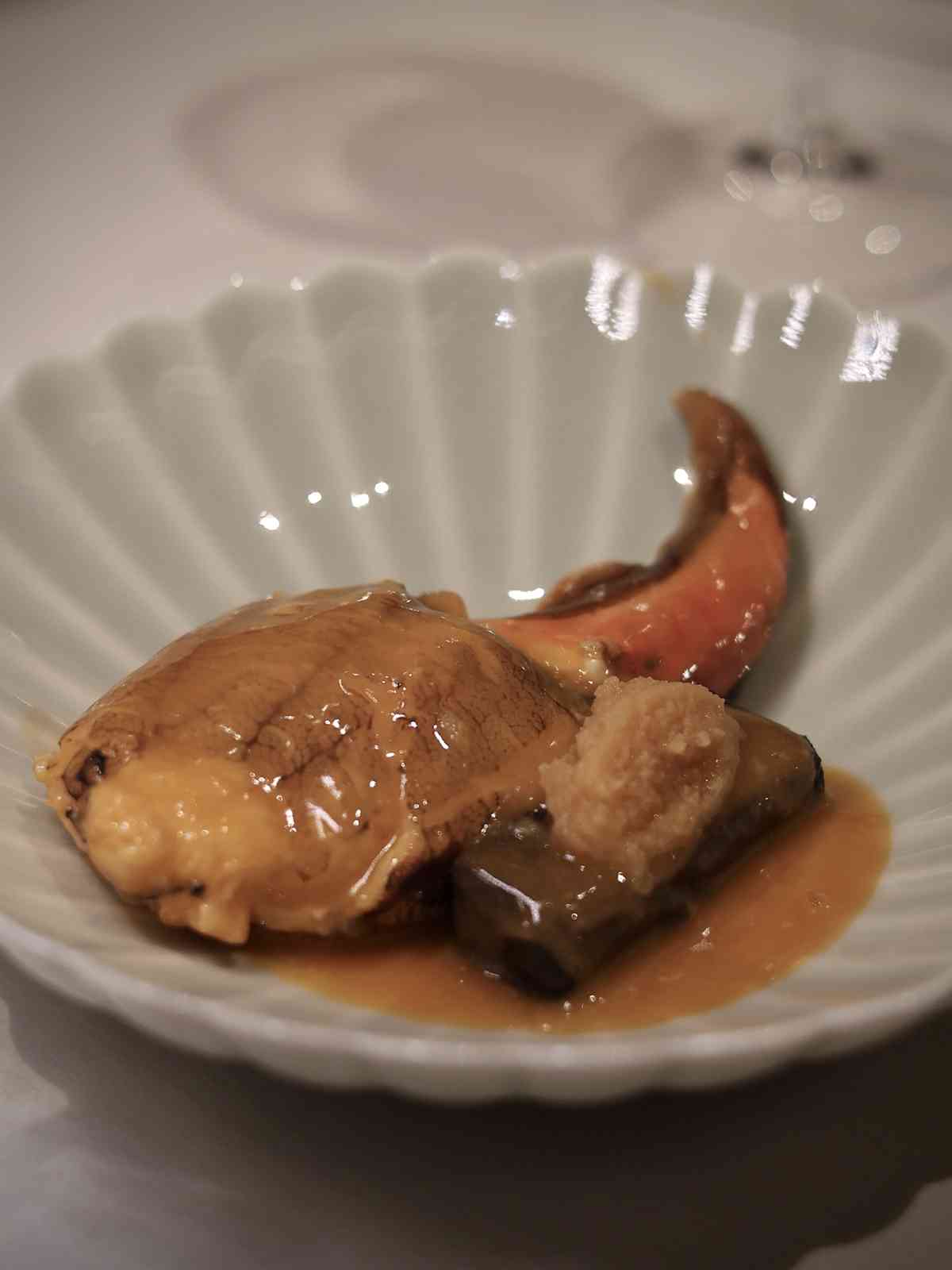 澳門美高梅「南北臻鮮殿堂盛宴」: 陳年菜脯黑叉燒、東北酸菜燴深海花膠、豪哥蟹鉗蝦醬伴黑豆腐，舌尖上的山海對話！