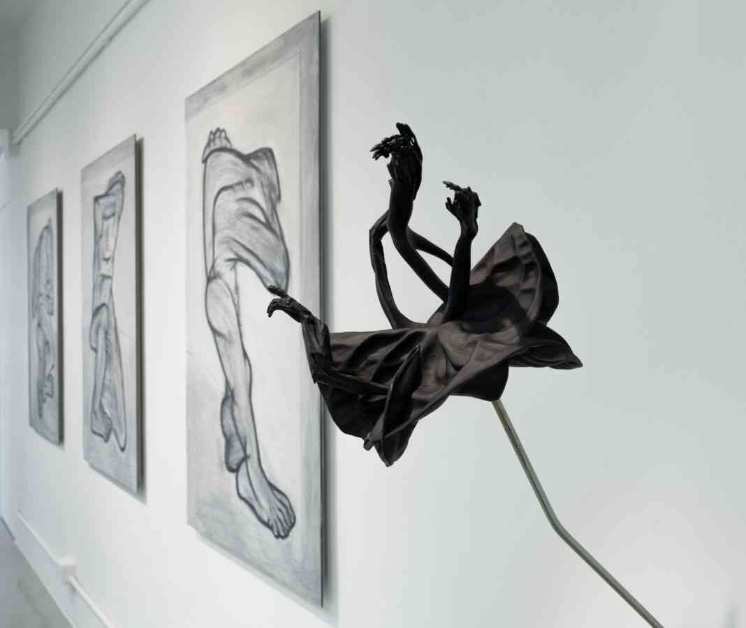 在失衡的世界裡尋找微光:SC Gallery 展覽《身土不一》,用身體碎片拼湊都市痕跡 在失衡的世界裡尋找微光:SC Gallery 展覽《身土不一》,用身體碎片拼湊都市痕跡