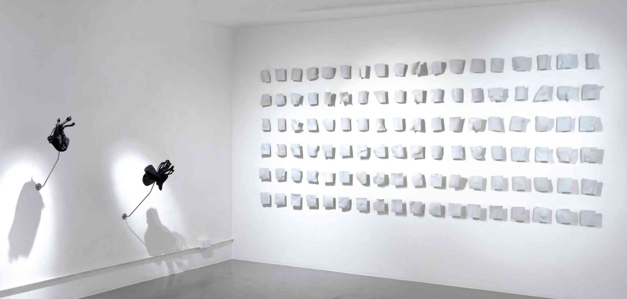 在失衡的世界裡尋找微光:SC Gallery 展覽《身土不一》,用身體碎片拼湊都市痕跡 在失衡的世界裡尋找微光:SC Gallery 展覽《身土不一》,用身體碎片拼湊都市痕跡