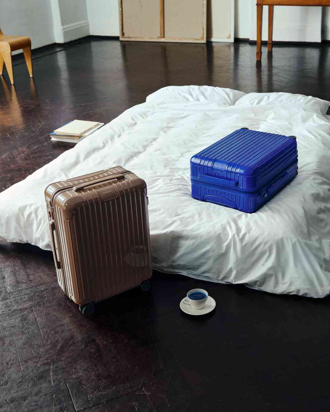 當大地顏料化作旅行靈感：RIMOWA 推出全新 Umber 暮土棕與 Ultramarine 曜藍色限定系列