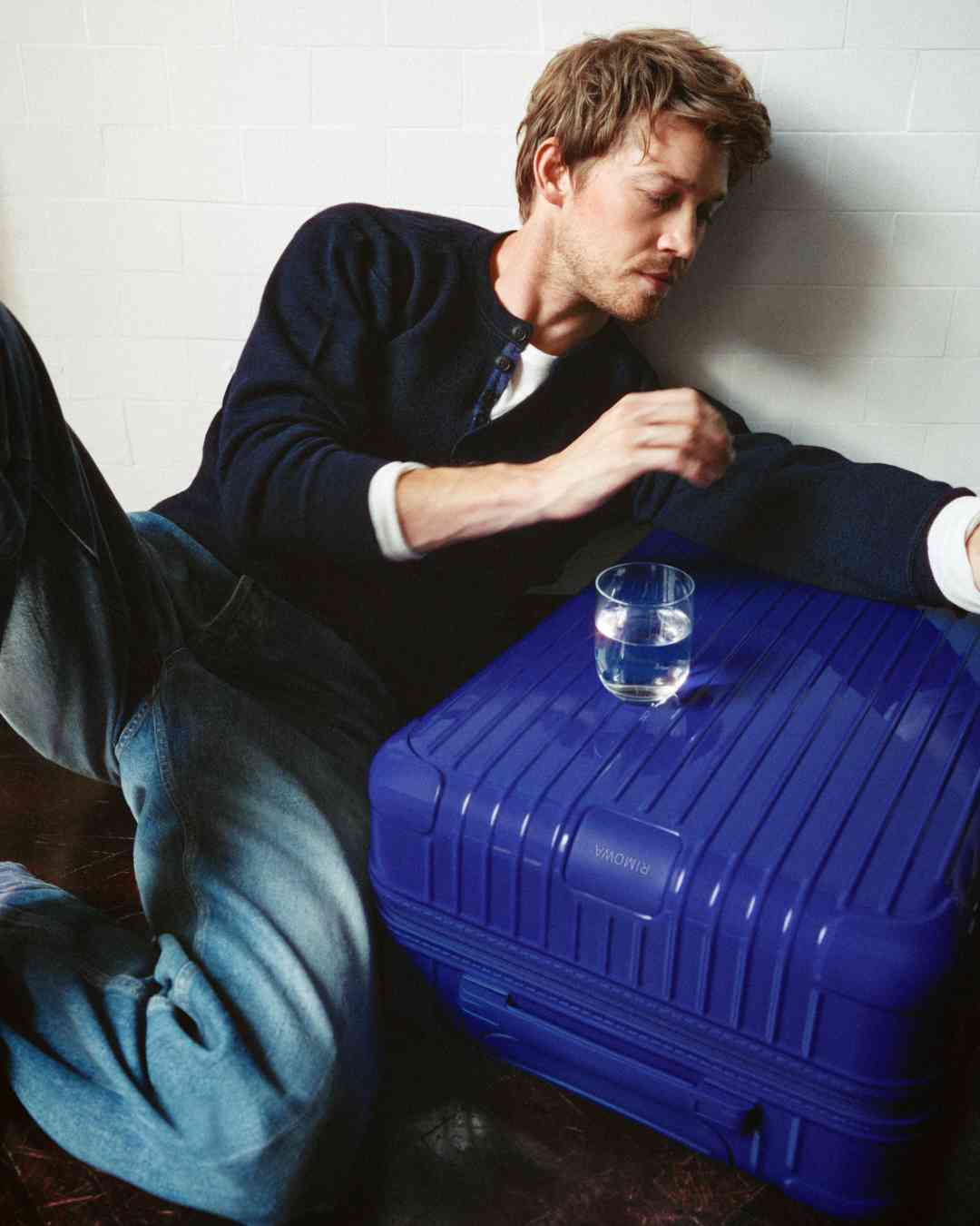 當大地顏料化作旅行靈感：RIMOWA 推出全新 Umber 暮土棕與 Ultramarine 曜藍色限定系列