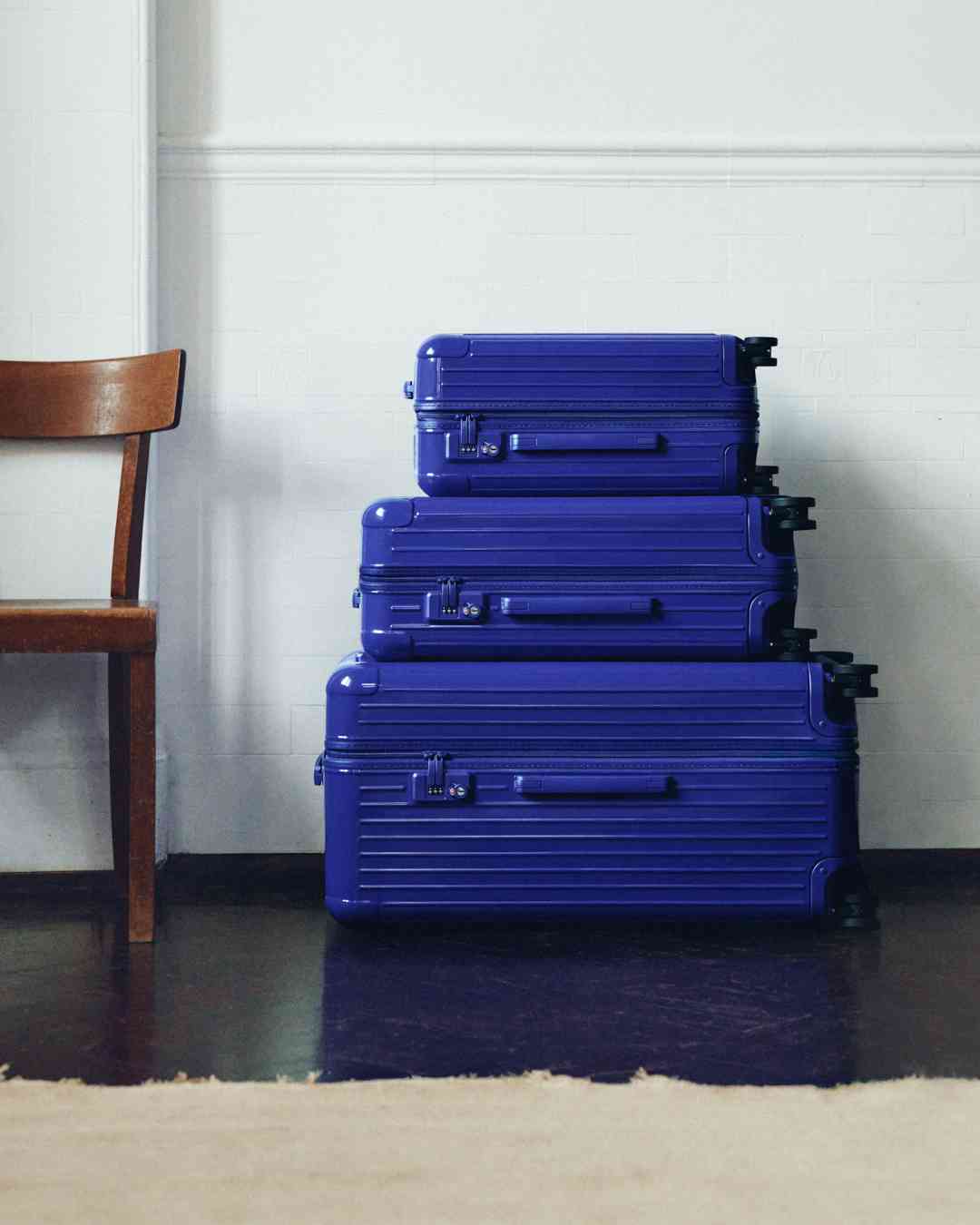 當大地顏料化作旅行靈感：RIMOWA 推出全新 Umber 暮土棕與 Ultramarine 曜藍色限定系列