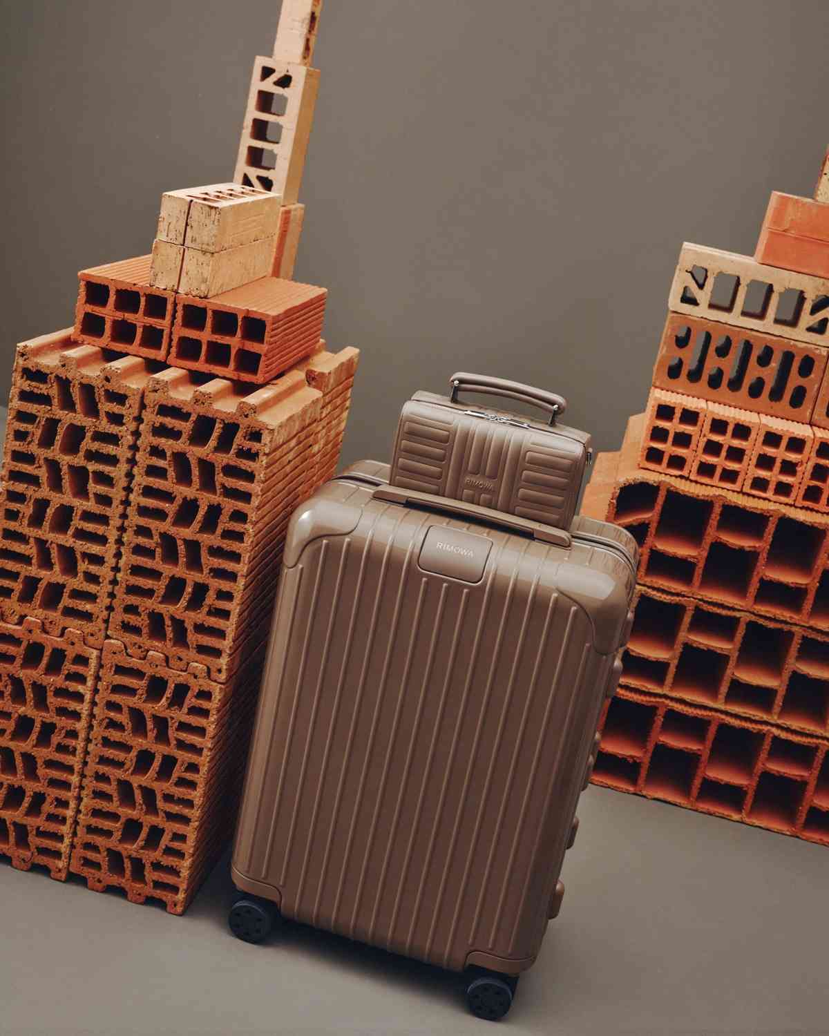 當大地顏料化作旅行靈感：RIMOWA 推出全新 Umber 暮土棕與 Ultramarine 曜藍色限定系列
