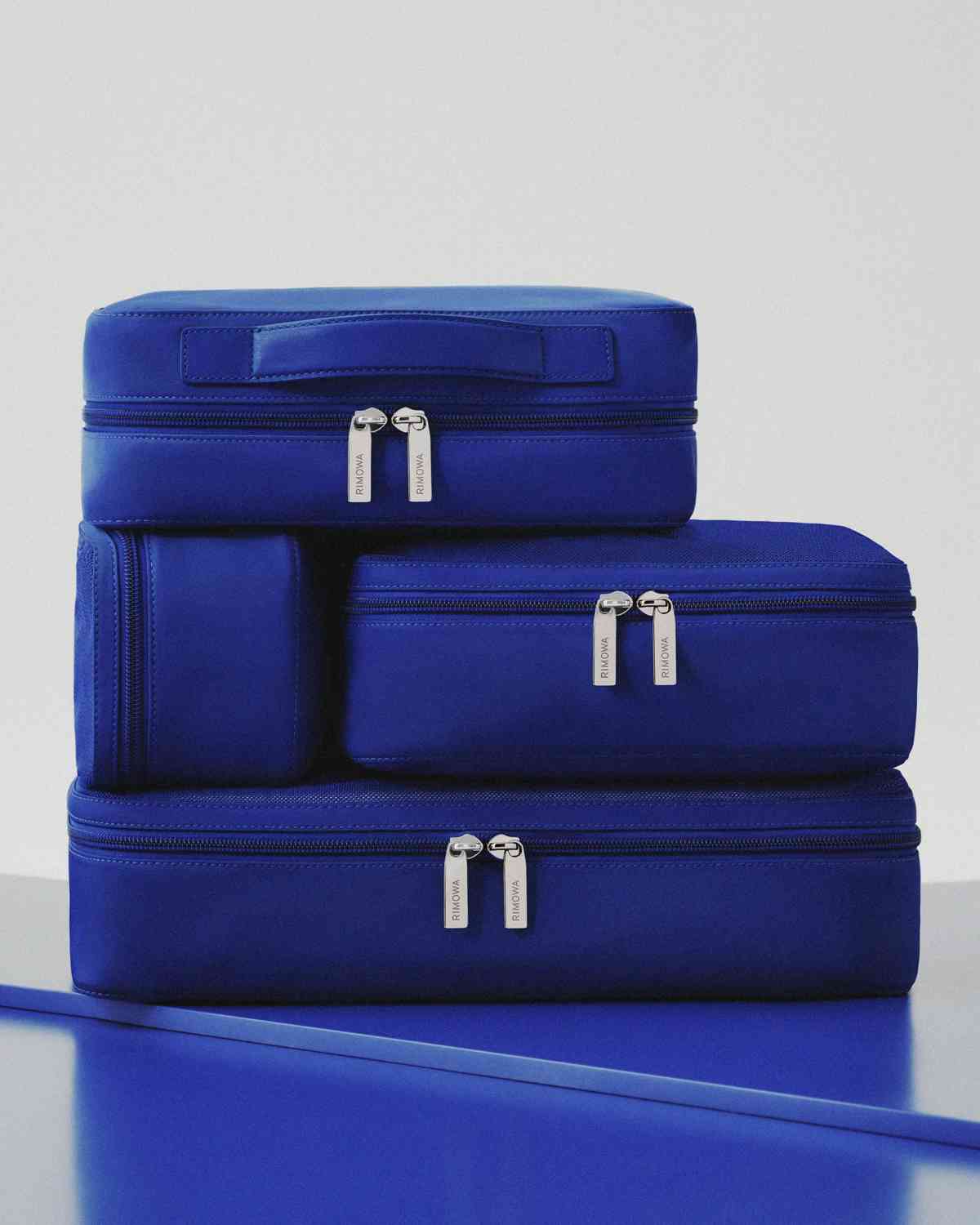 當大地顏料化作旅行靈感：RIMOWA 推出全新 Umber 暮土棕與 Ultramarine 曜藍色限定系列
