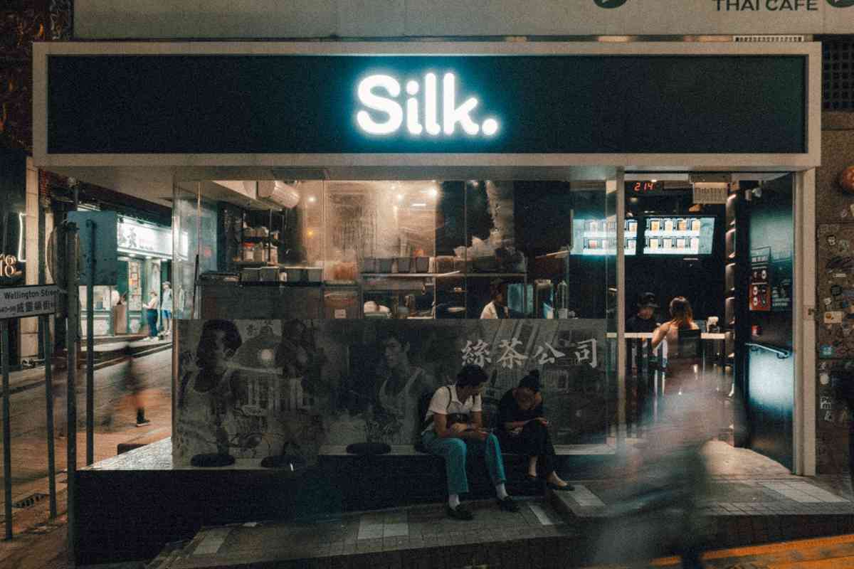 買茶飲贏iPhone Duo！本地品牌Silk.「實體杯套大抽獎」獎品包括iPhone、MacBook、國泰來回倫敦機票