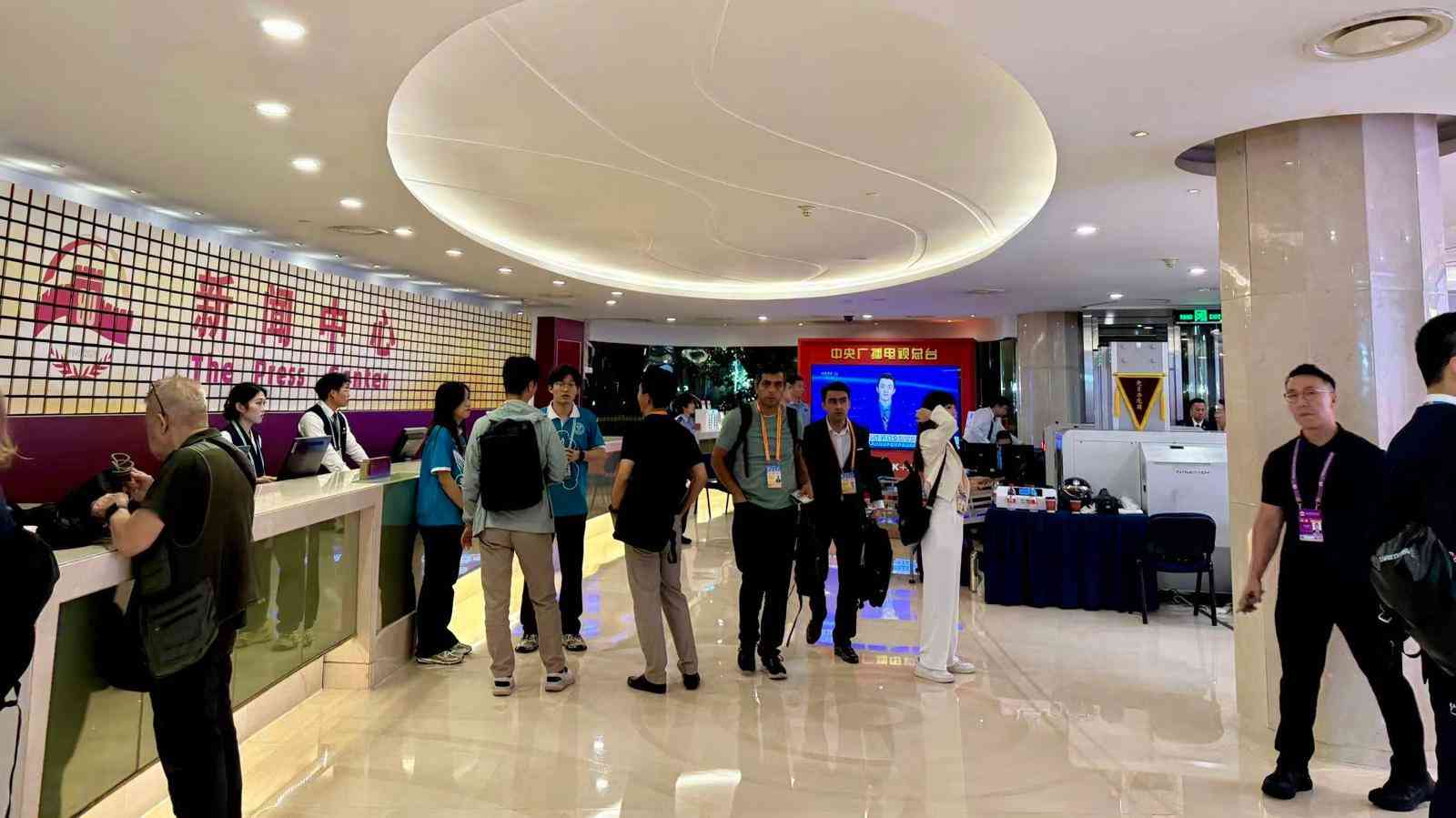 九三閱兵 | 習近平和夫人彭麗媛在端門外廣場迎接外方代表團團長及其配偶 (不斷更新) 