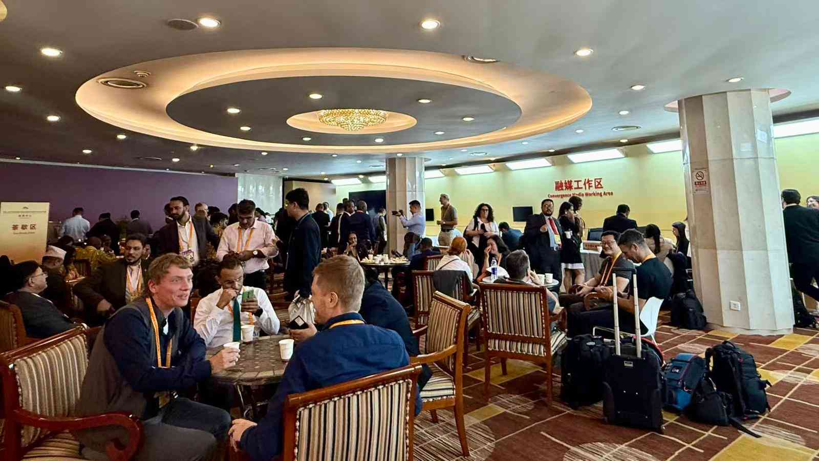 九三閱兵 | 習近平和夫人彭麗媛在端門外廣場迎接外方代表團團長及其配偶 (不斷更新) 