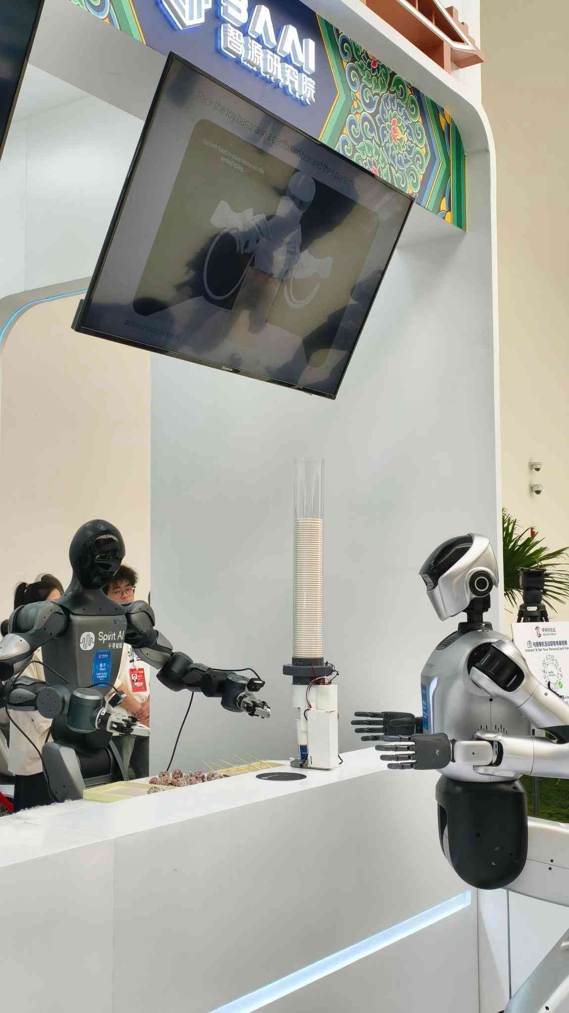 京城近觀｜中關村論壇落幕，機器人做餐吧、搞樂隊，展示協同發展