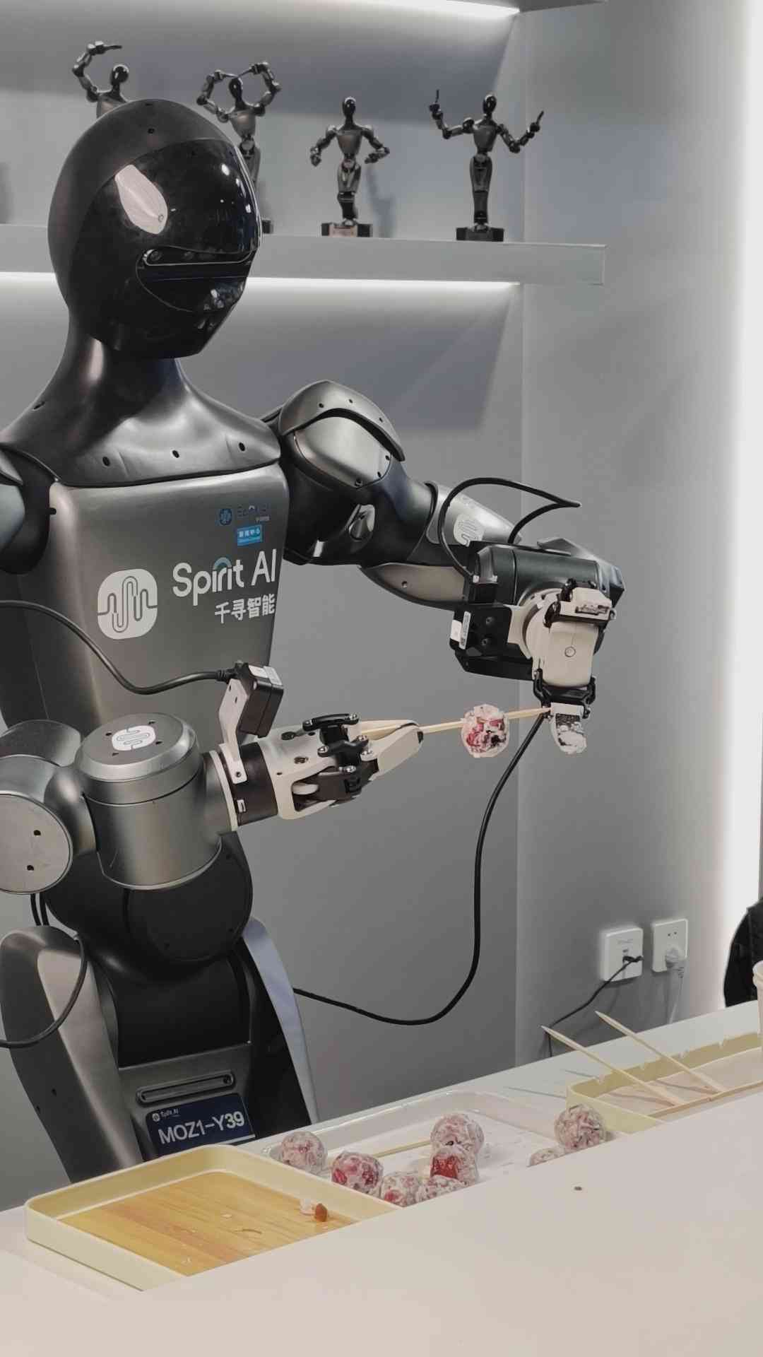 京城近觀｜中關村論壇落幕，機器人做餐吧、搞樂隊，展示協同發展