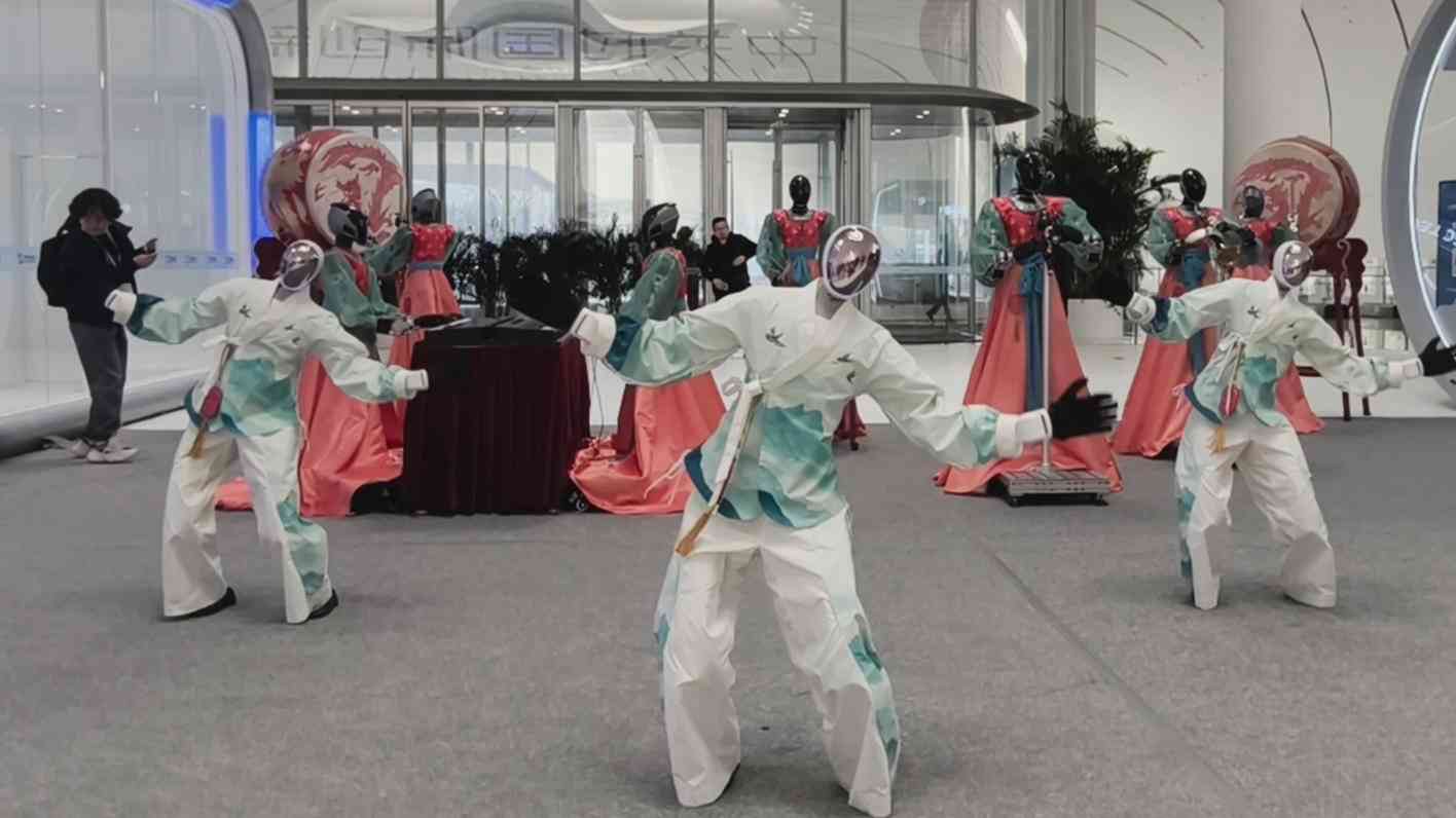 京城近觀｜中關村論壇落幕，機器人做餐吧、搞樂隊，展示協同發展