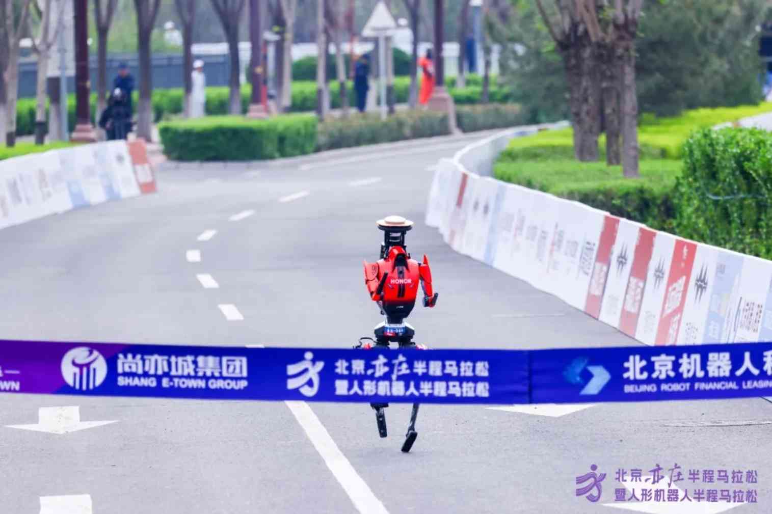 京城近觀｜榮耀橫掃頒獎台，宇樹遺憾離場，機器人半馬跑出行業新格局