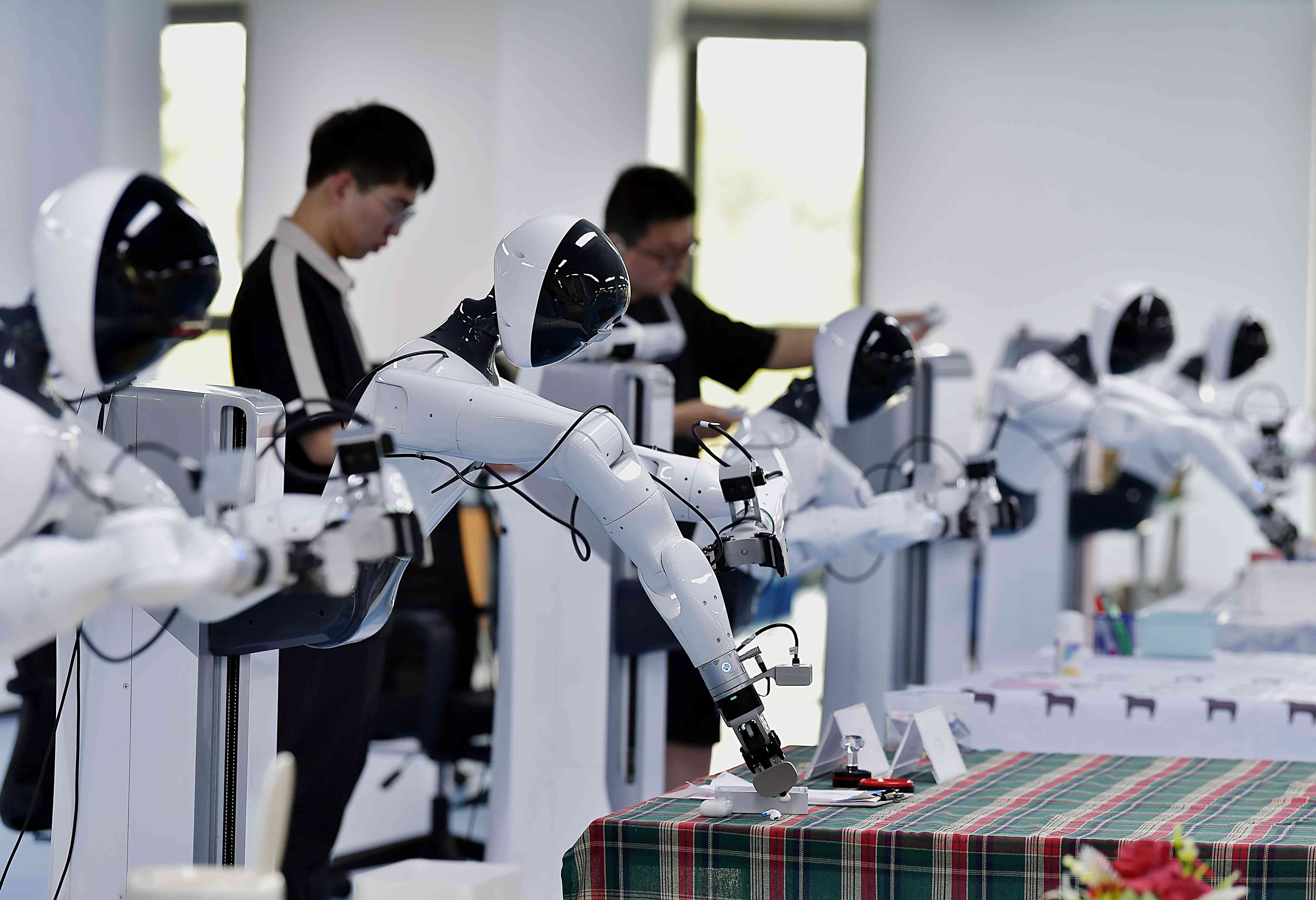AI｜「AI替代人類工作」？員工遭降薪、解約，杭州法院判企業違法