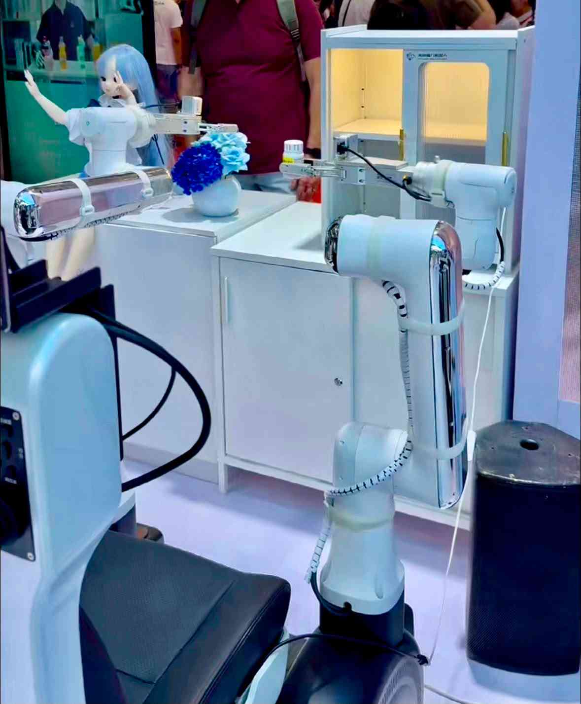 ＡＩ｜（多圖）深圳國際通用人工智能產業博覽會開幕，輪椅服務機器人吸睛，餐飲「店員」齊聚