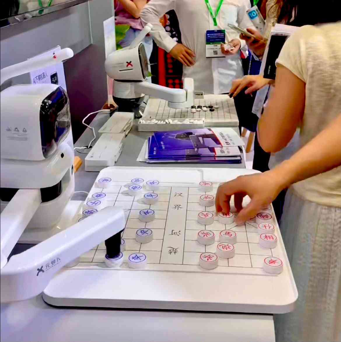 ＡＩ｜（多圖）深圳國際通用人工智能產業博覽會開幕，輪椅服務機器人吸睛，餐飲「店員」齊聚